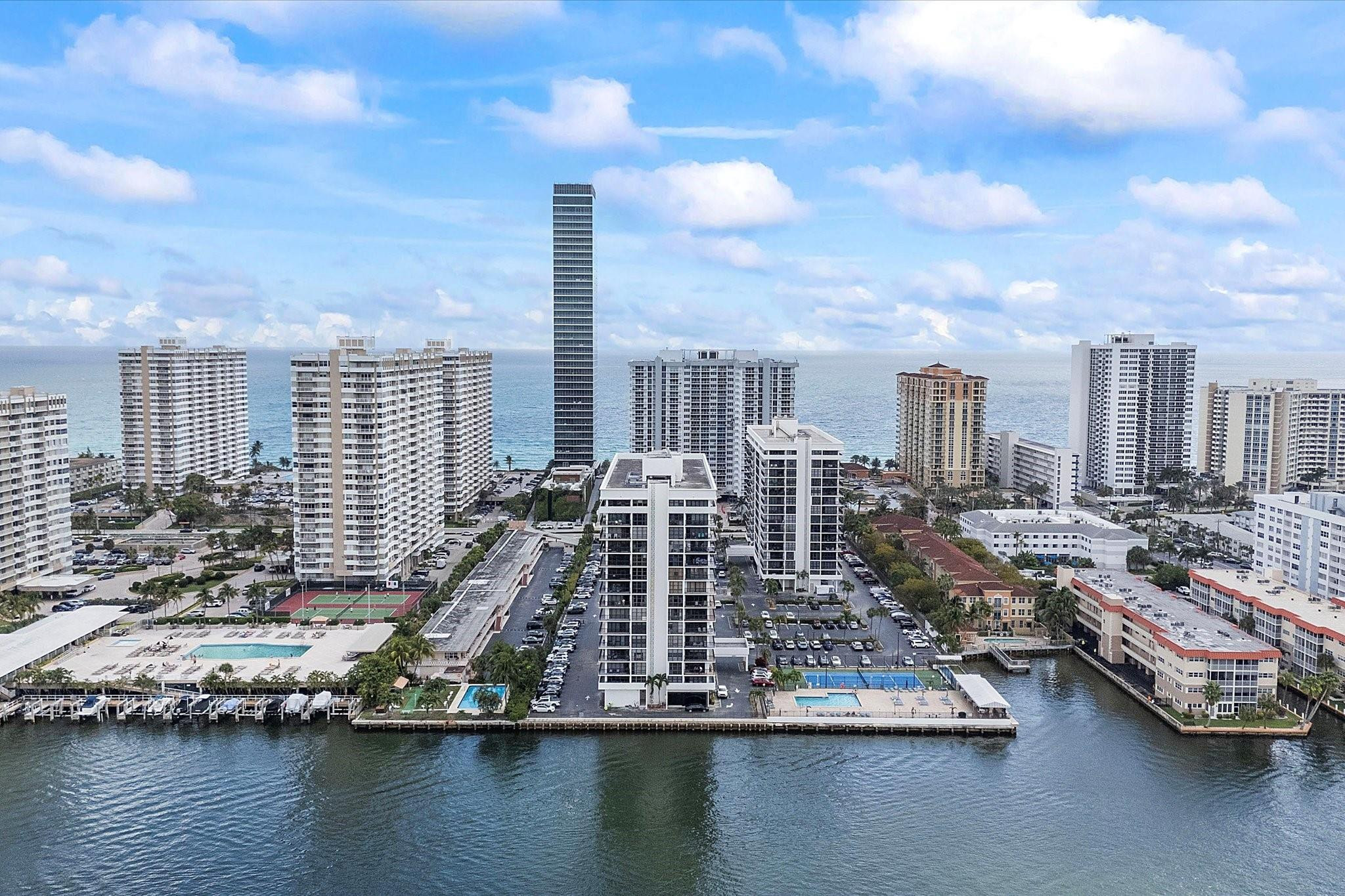 Foto de propiedad en 2017 S Ocean Drive 710, Hallandale Beach, FL 33009 Hallandale Beach con MLS# 