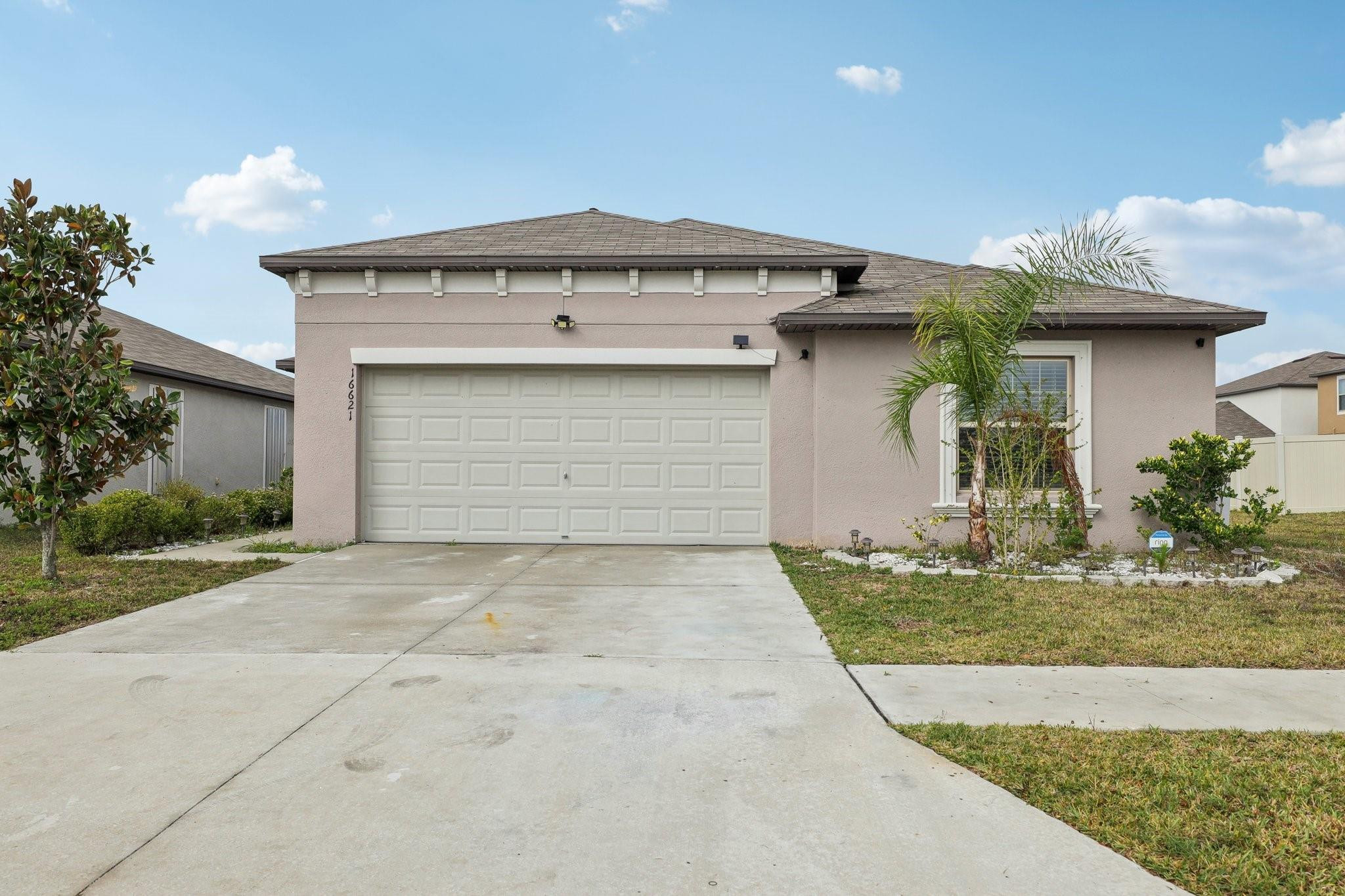 Foto de propiedad en 16621 Sunburst Lake Street, Wimauma, FL 33598 Wimauma con MLS# 