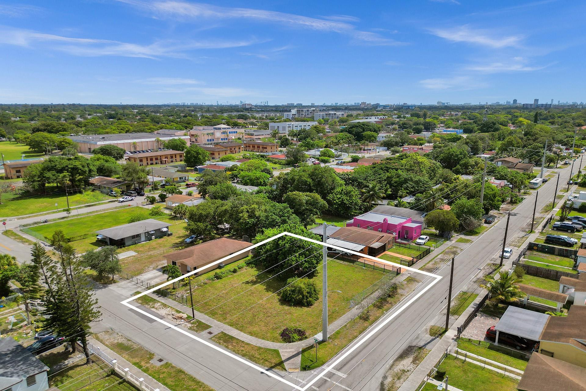 Foto de propiedad en 1895 NW 58th Street, Miami, FL 33142 Miami con MLS# 