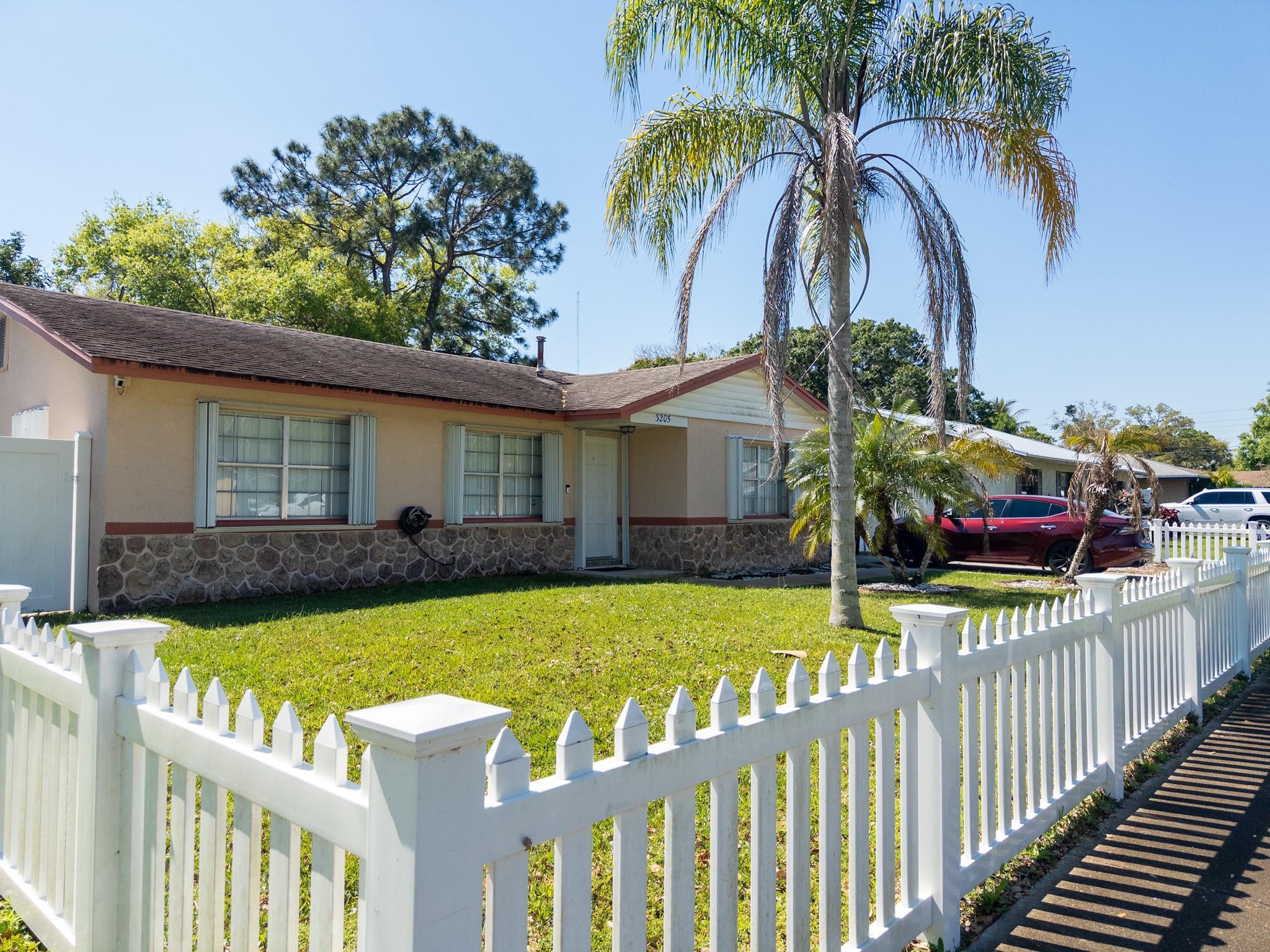 Foto de propiedad en 3205 Hibiscus, Fort Pierce, FL 34947 Fort Pierce con MLS# 