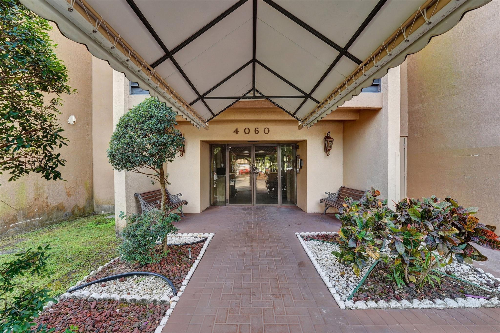 Foto de propiedad en 4060 N Hills Drive 32, Hollywood, FL 33021 Hollywood con MLS# 
