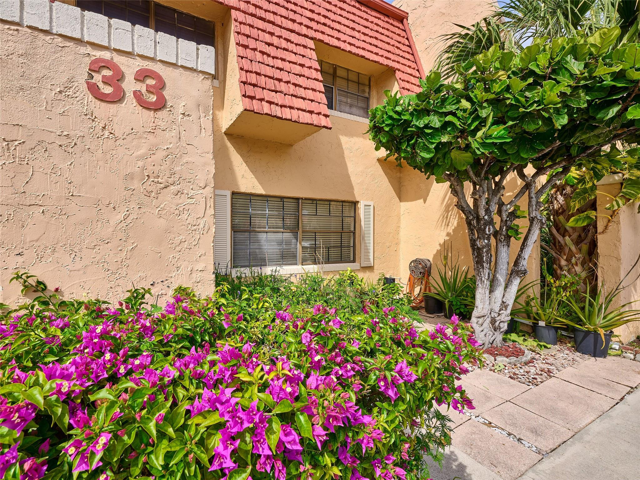 Foto de propiedad en 33 Spinning Wheel Lane 33, Tamarac, FL 33319 Tamarac con MLS# 
