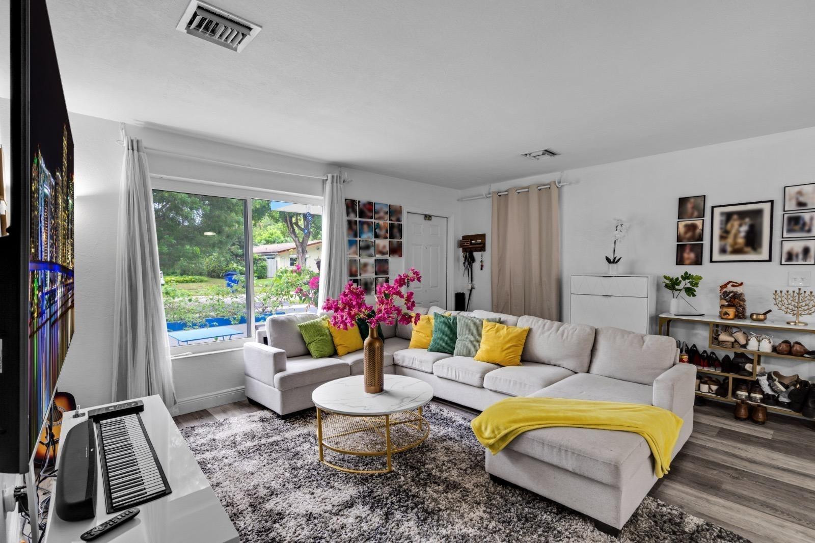 Foto de propiedad en 315 S 57th Avenue, Hollywood, FL 33023 Hollywood con MLS# 