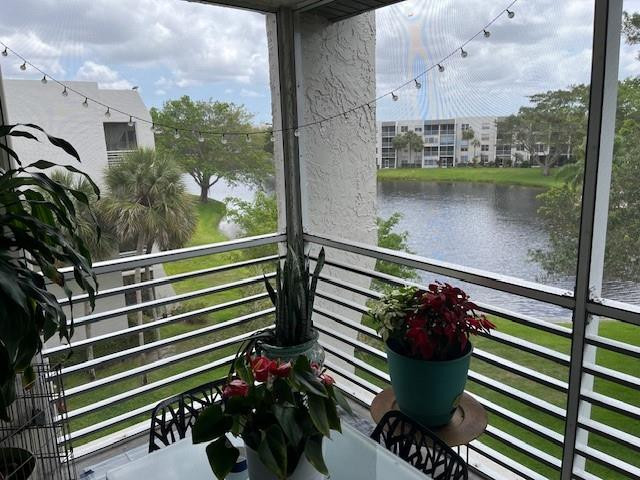 Foto de propiedad en 9330 Lagoon Place 406, Davie, FL 33324 Davie con MLS# 