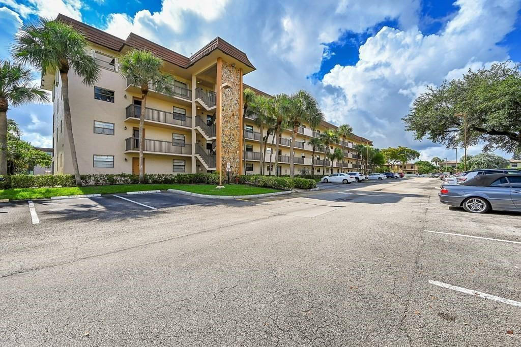 Foto de propiedad en 6095 N Sabal Palm Boulevard 212, Tamarac, FL 33319 Tamarac con MLS# 