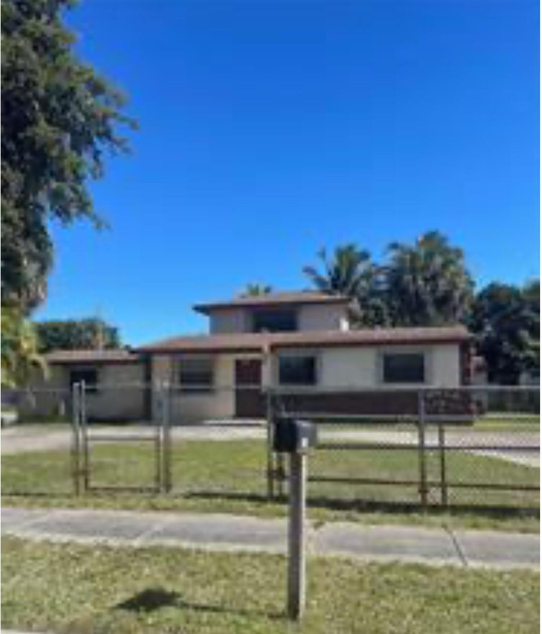 Foto de propiedad en 890 NW 33rd Way, Lauderhill, FL 33311 Lauderhill con MLS# 