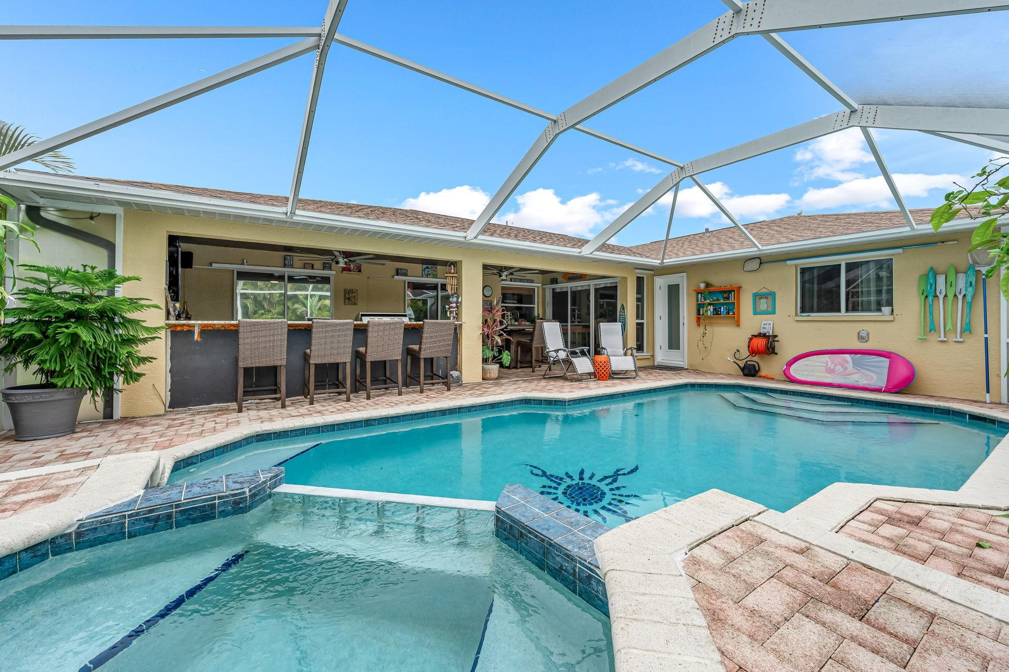 Foto de propiedad en 2812 SW 29th Avenue, Cape Coral, FL 33914 Cape Coral con MLS# 