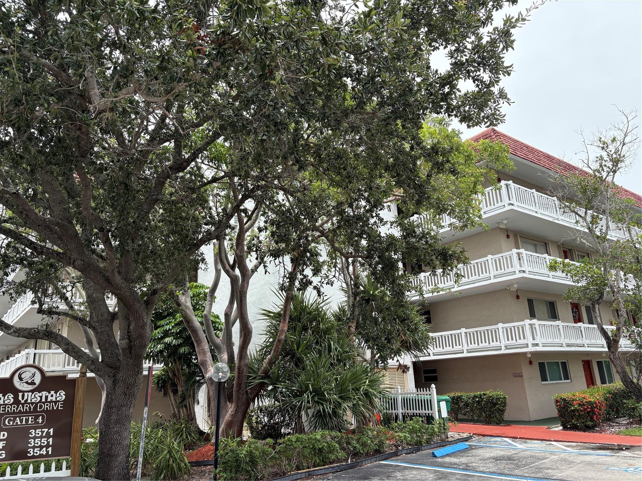 Foto de propiedad en 3571 Inverrary Drive 209, Lauderhill, FL 33319 Lauderhill con MLS# 