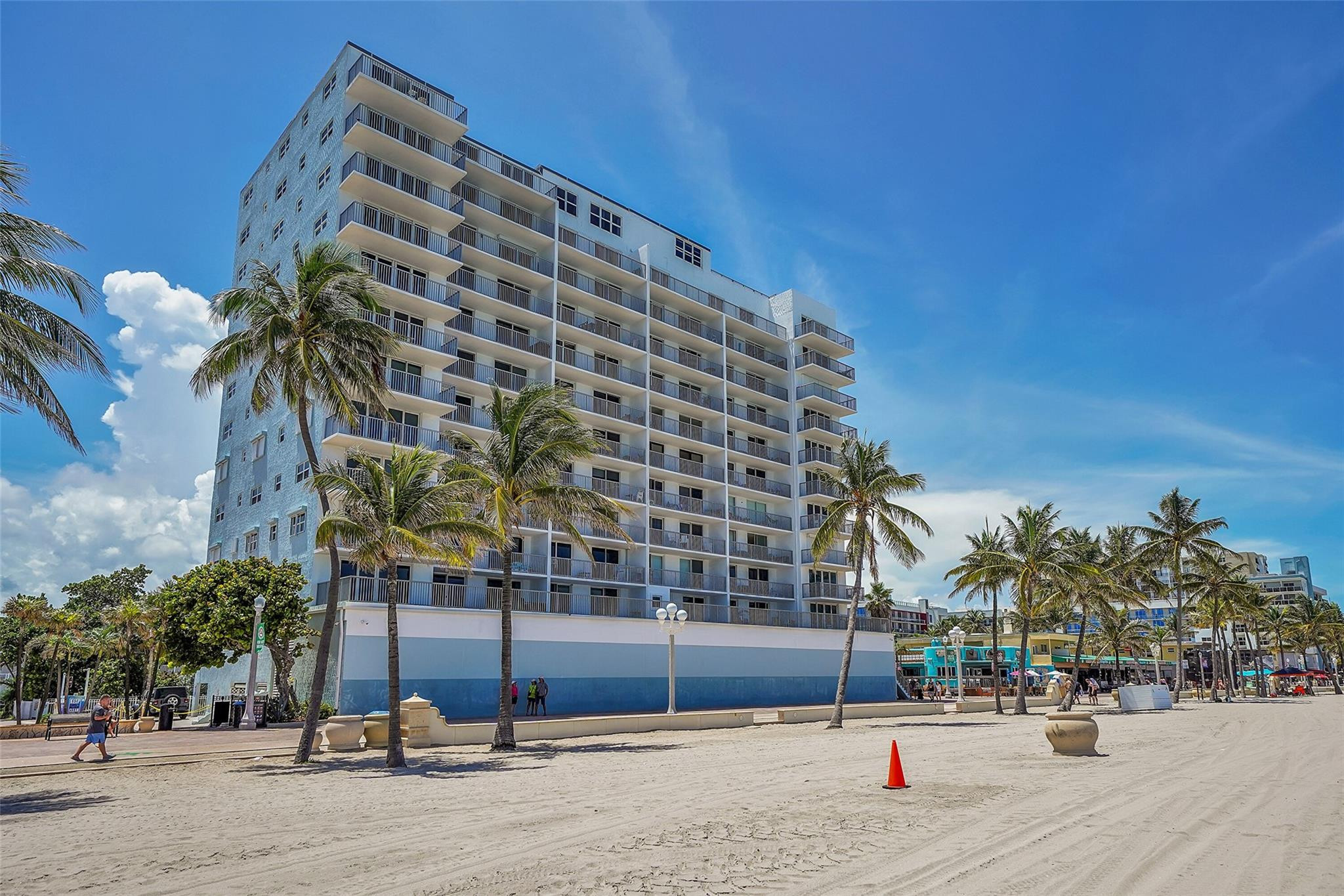 Foto de propiedad en 400 N Surf Road 703, Hollywood, FL 33019 Hollywood con MLS# 