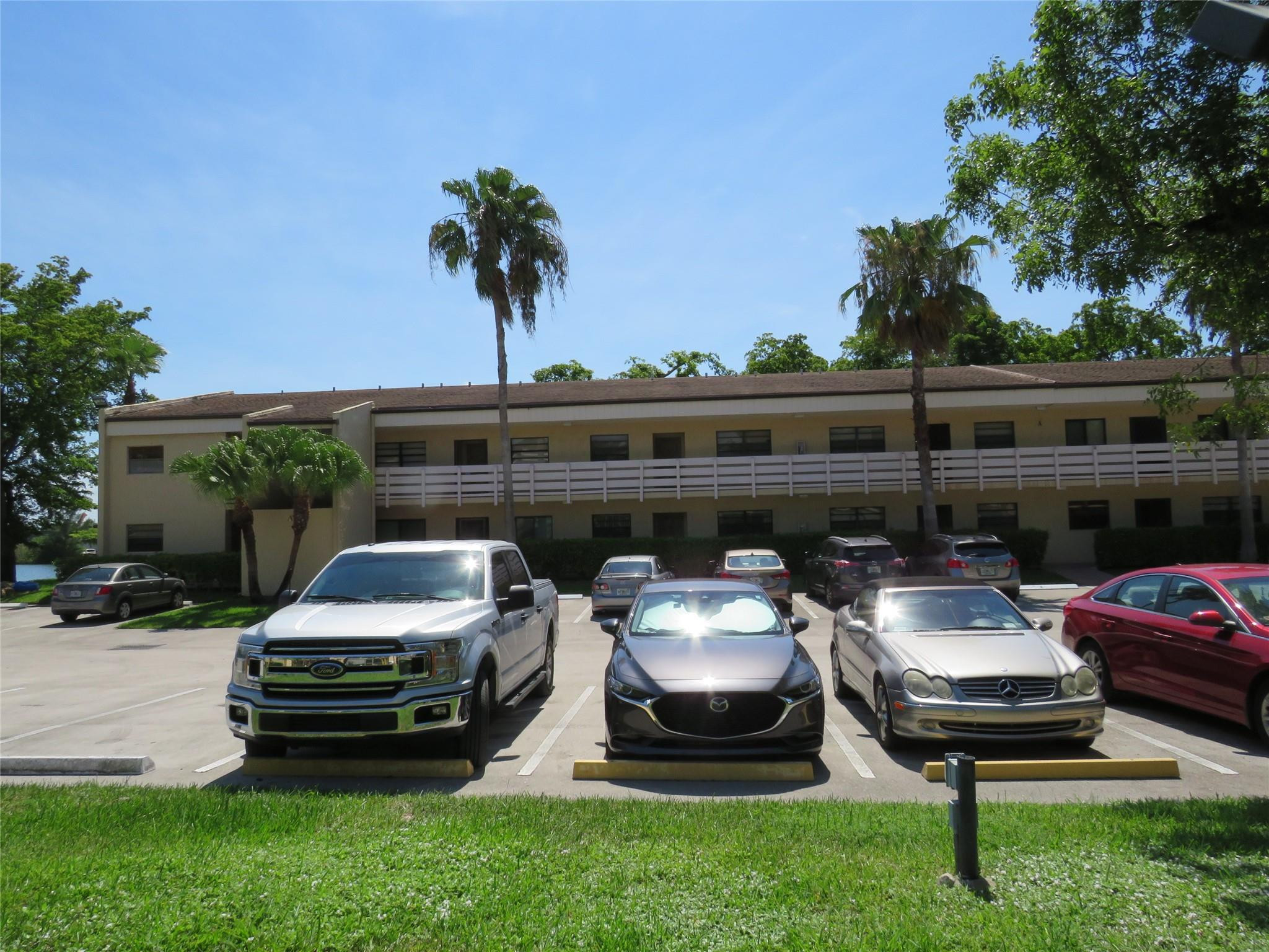 Foto de propiedad en 4491 Crystal Lake Drive 203B, Deerfield Beach, FL 33064 Deerfield Beach con MLS# 
