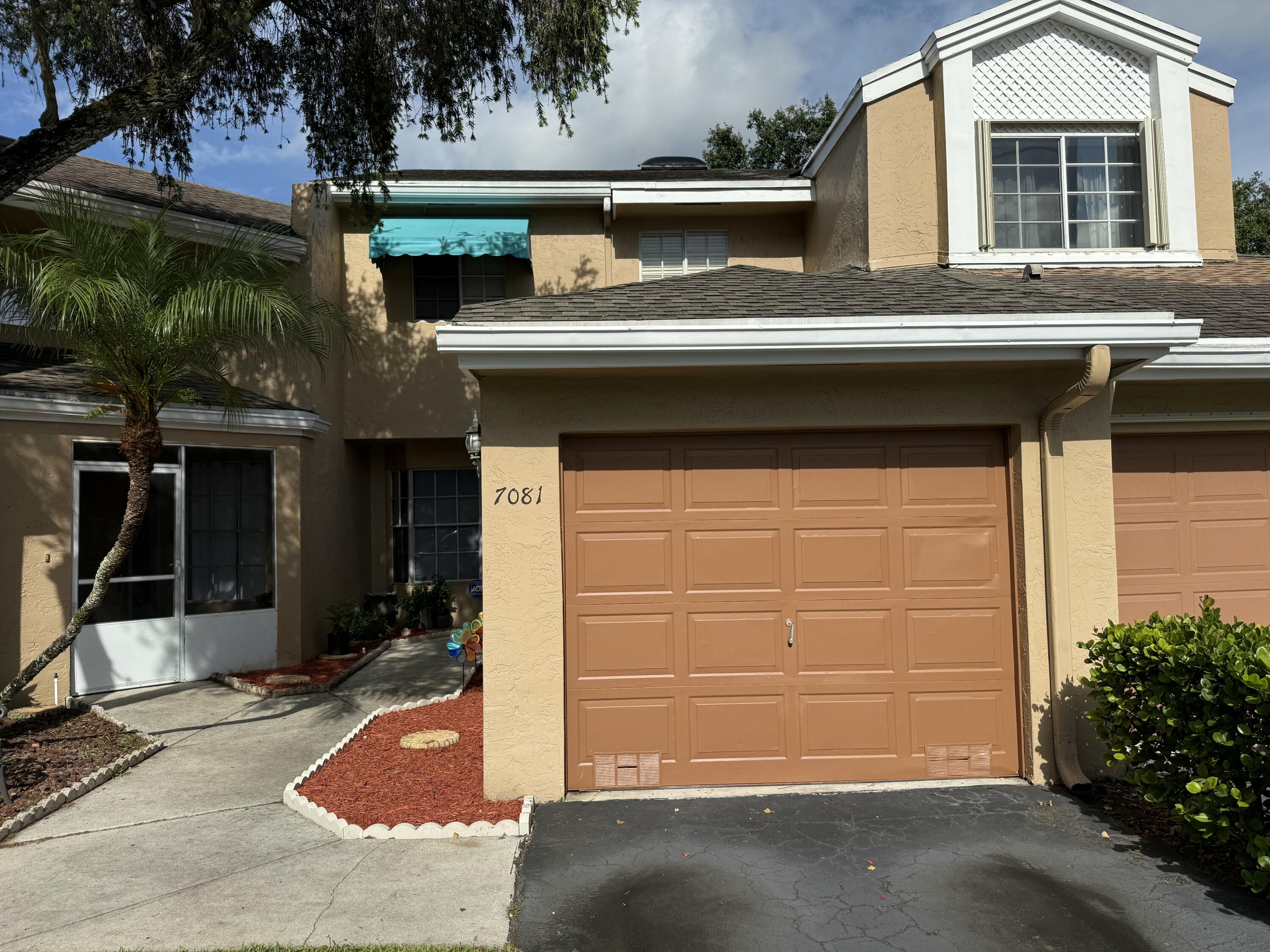 Foto de propiedad en 7081 Woodmont Way, Tamarac, FL 33321 Tamarac con MLS# 