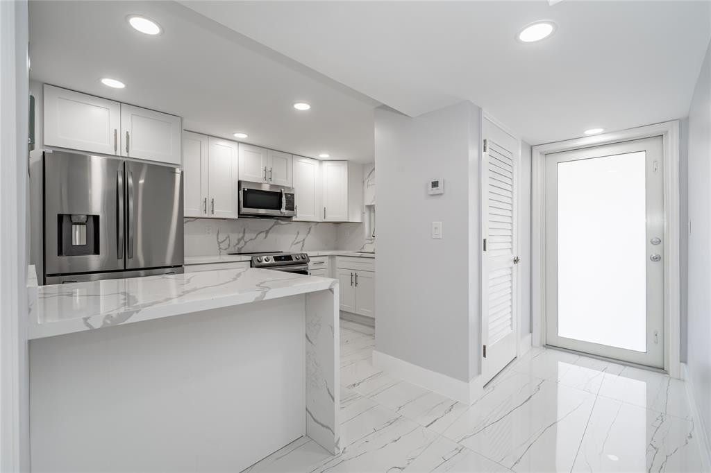 Foto de propiedad en 361 S Hollybrook Drive 105, Pembroke Pines, FL 33025 Pembroke Pines con MLS# 