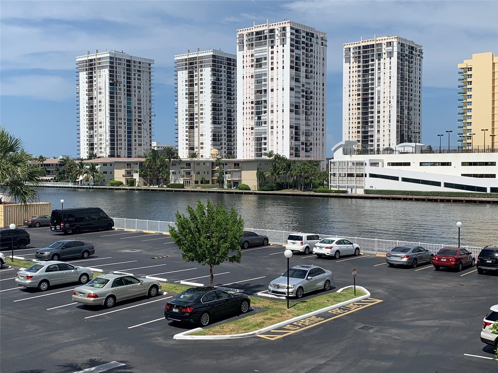 Alquilada 1000 Parkview Drive 319, Hallandale Beach, FL 33009, Hallandale Beach, FL 33009