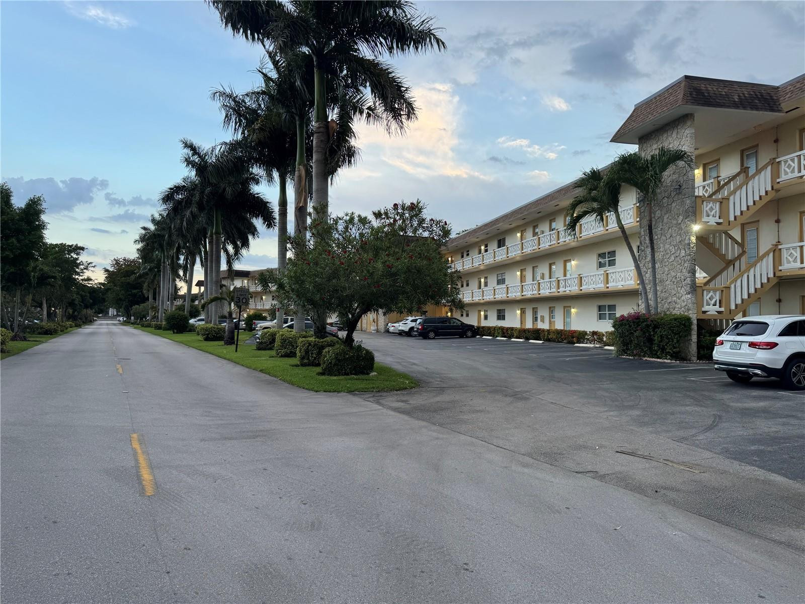 Foto de propiedad en 5111 W Oakland Park Boulevard 307, Lauderdale Lakes, FL 33313 Lauderdale Lakes con MLS# 