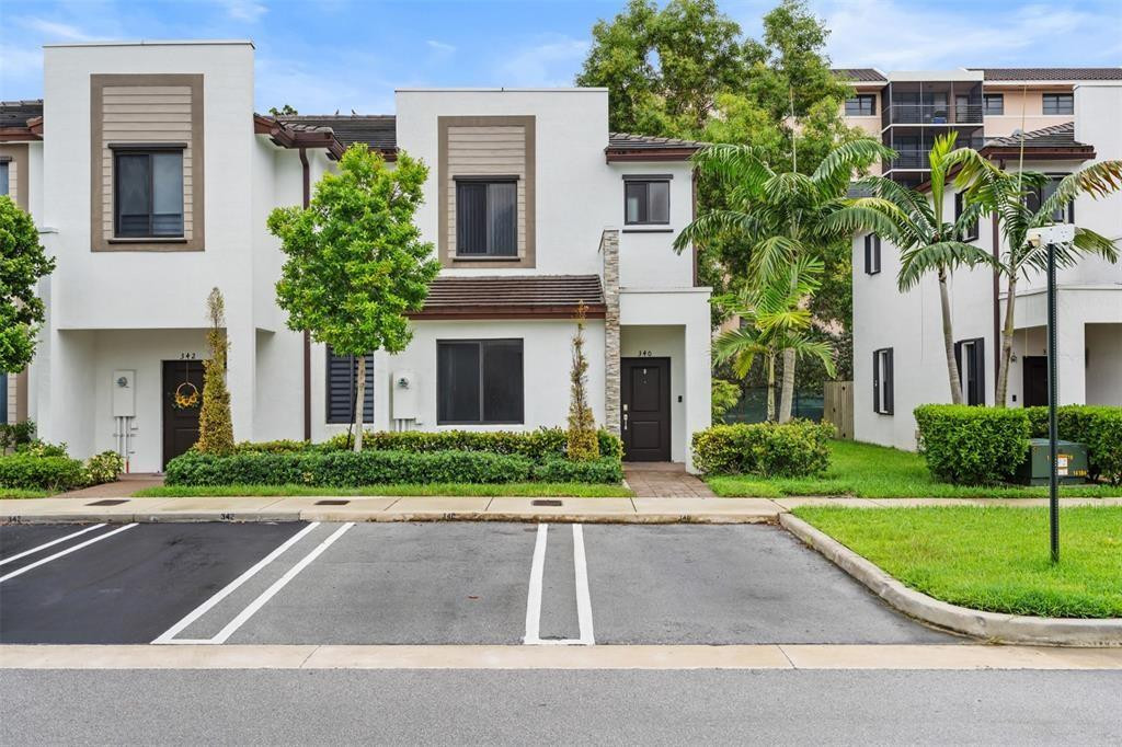 Foto de propiedad en 340 NE 208th Terrace 340, Miami, FL 33179 Miami con MLS# 