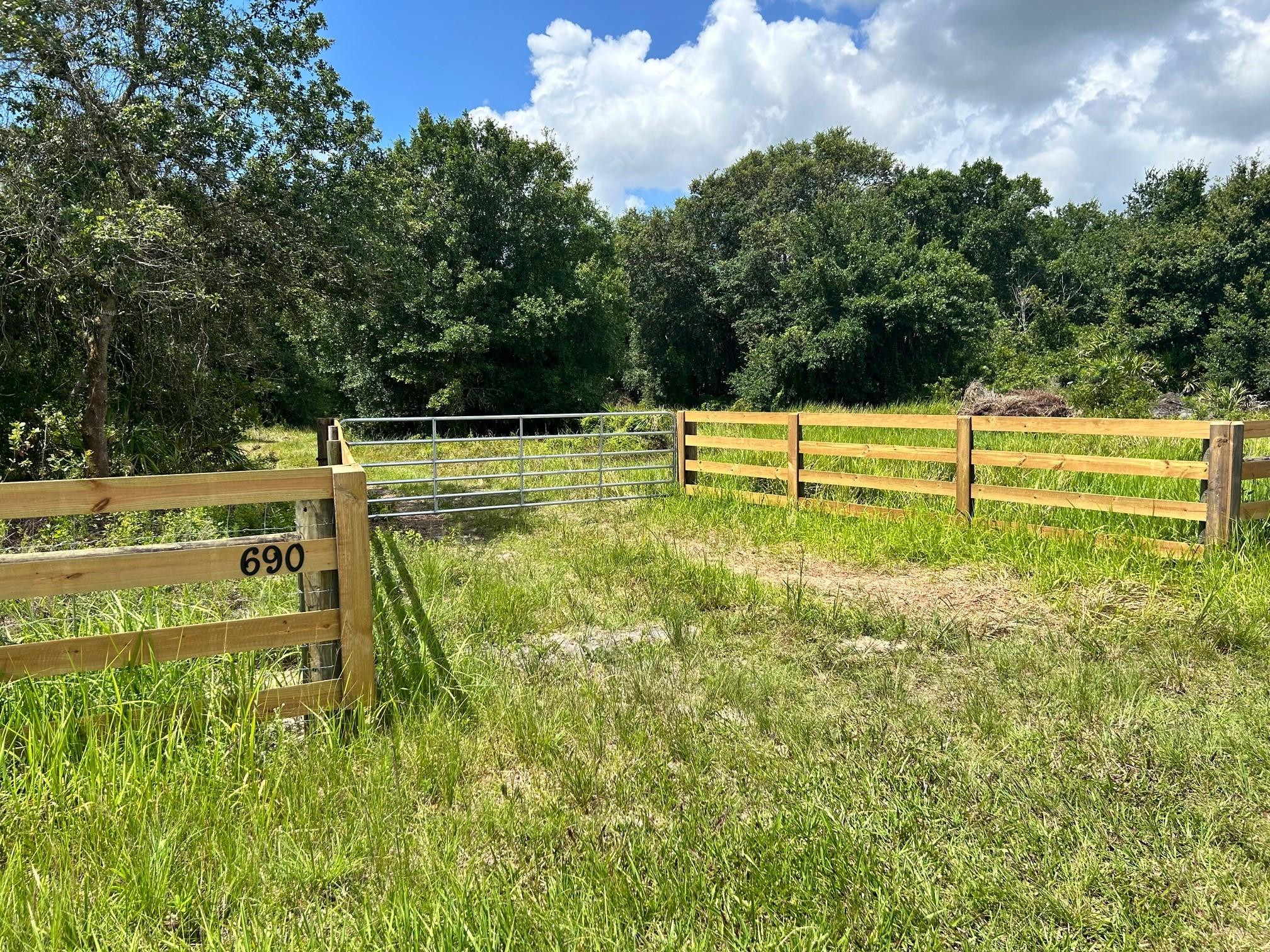 Foto de propiedad en 690 NE 144th Drive, Okeechobee, FL 34972 Okeechobee con MLS# 