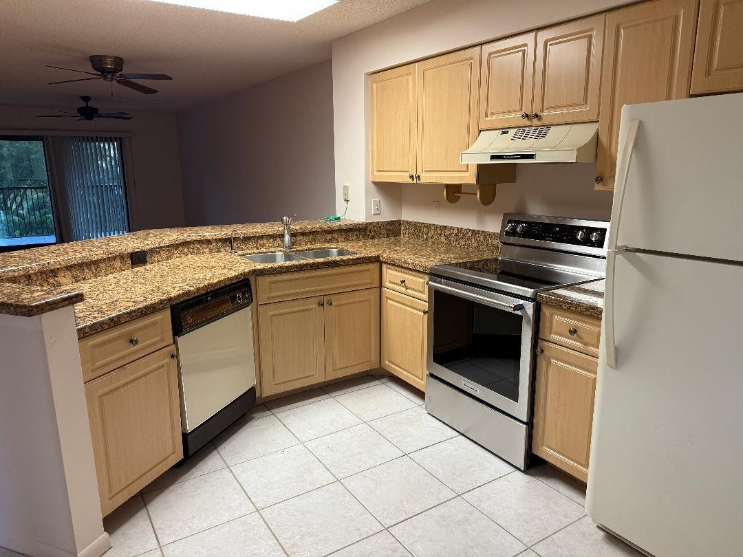 Foto de propiedad en 2205 S Cypress Bend Drive 307, Pompano Beach, FL 33069 Pompano Beach con MLS# 