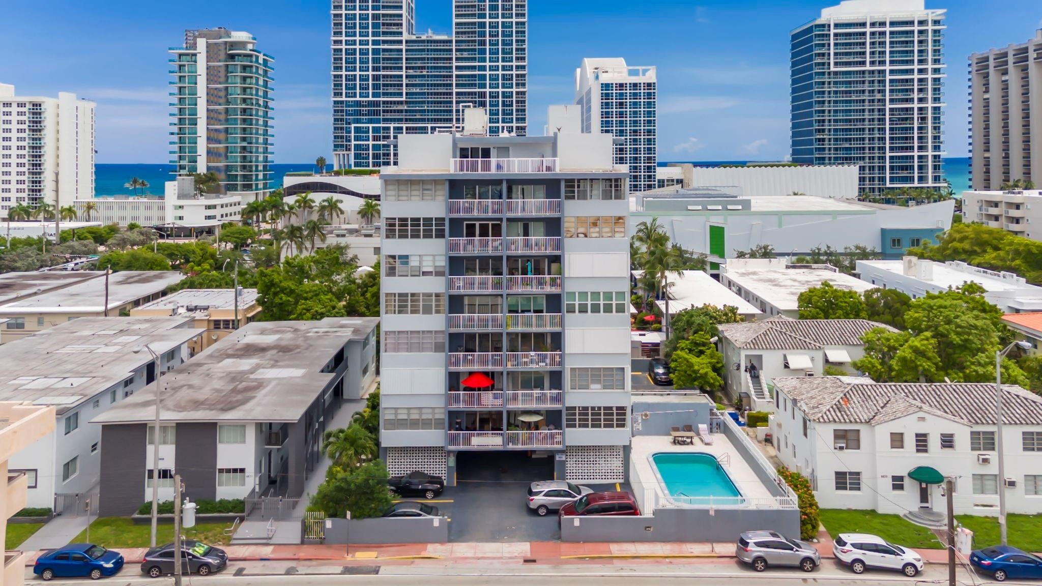 Foto de propiedad en 6855 Abbott Avenue 201, Miami Beach, FL 33141 Miami Beach con MLS# 