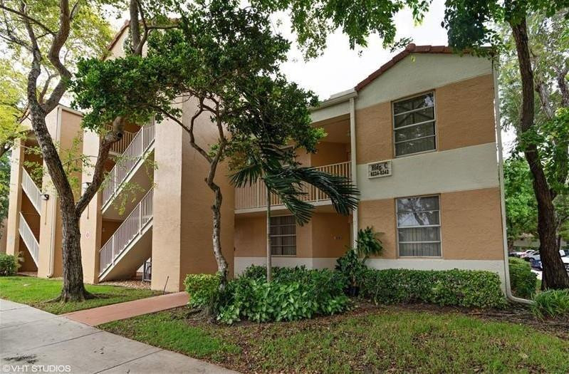 Foto de propiedad en 8242 NW 24th Street 8242, Coral Springs, FL 33065 Coral Springs con MLS# 