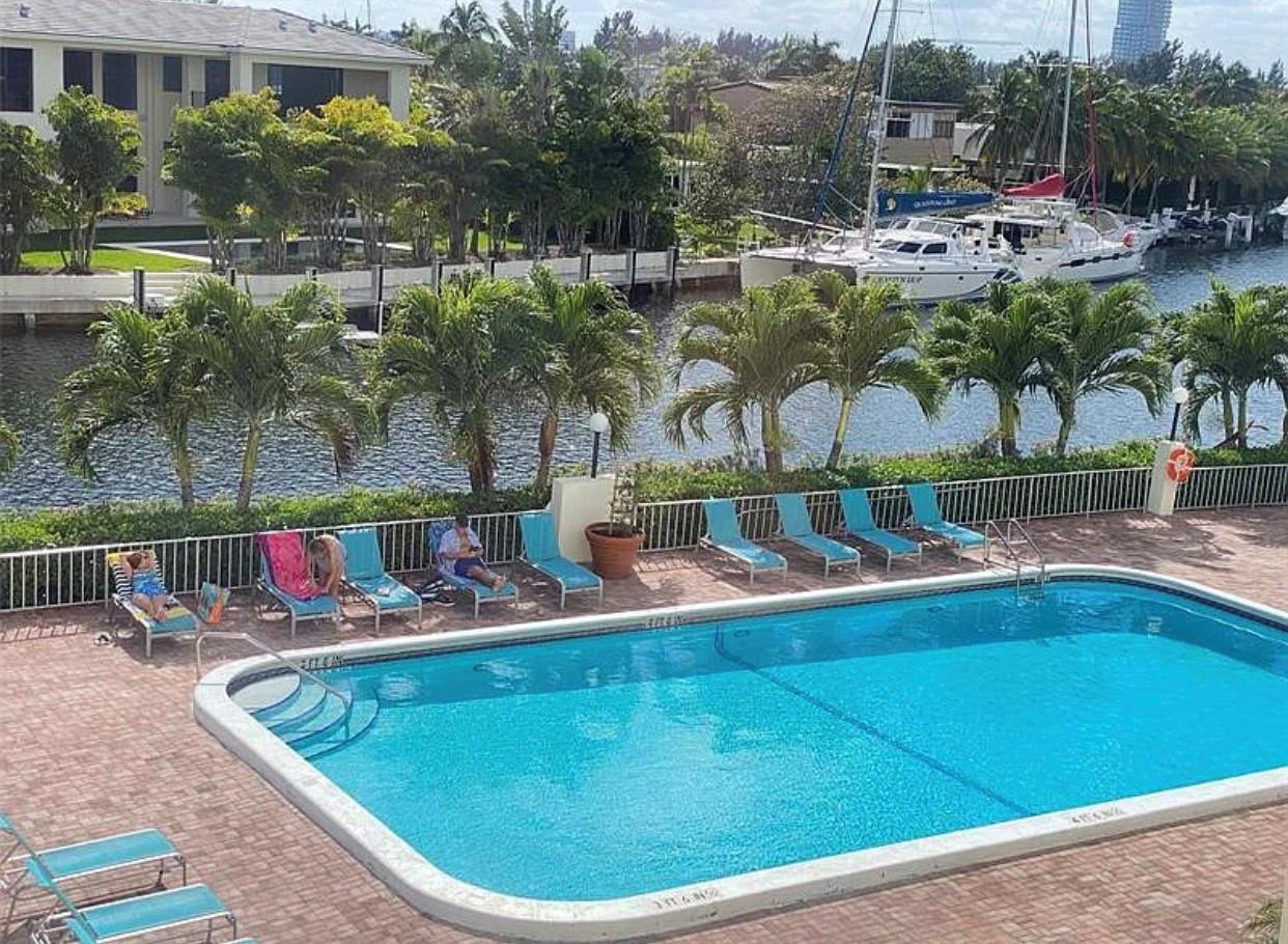 Foto de propiedad en 401 Golden Isles Drive 203, Hallandale Beach, FL 33009 Hallandale Beach con MLS# 