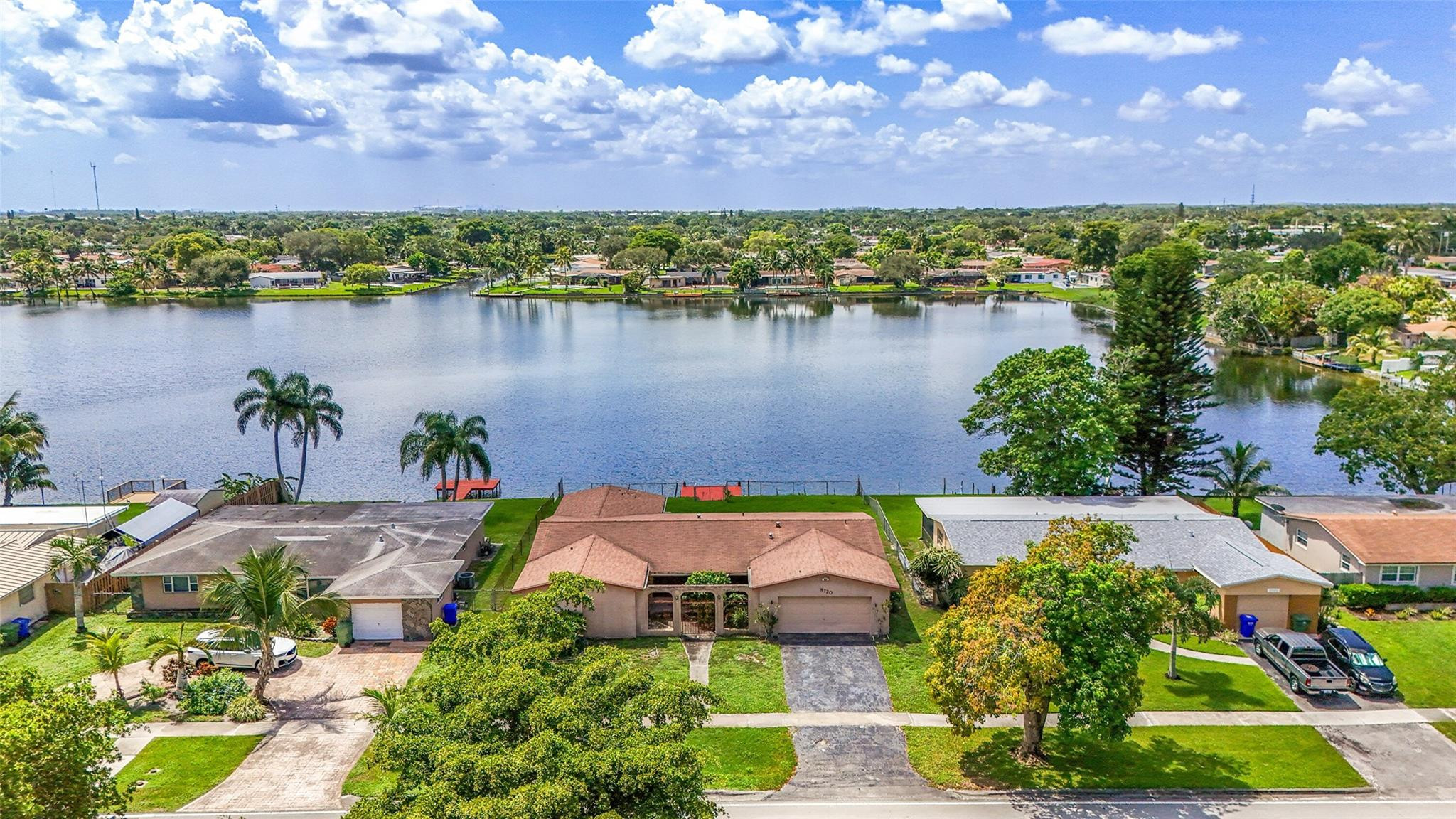 Foto de propiedad en 8720 Pasadena Boulevard, Pembroke Pines, FL 33024 Pembroke Pines con MLS# 