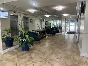 Foto de propiedad en 2350 NE 135th Street 203, North Miami, FL 33181 North Miami con MLS# 