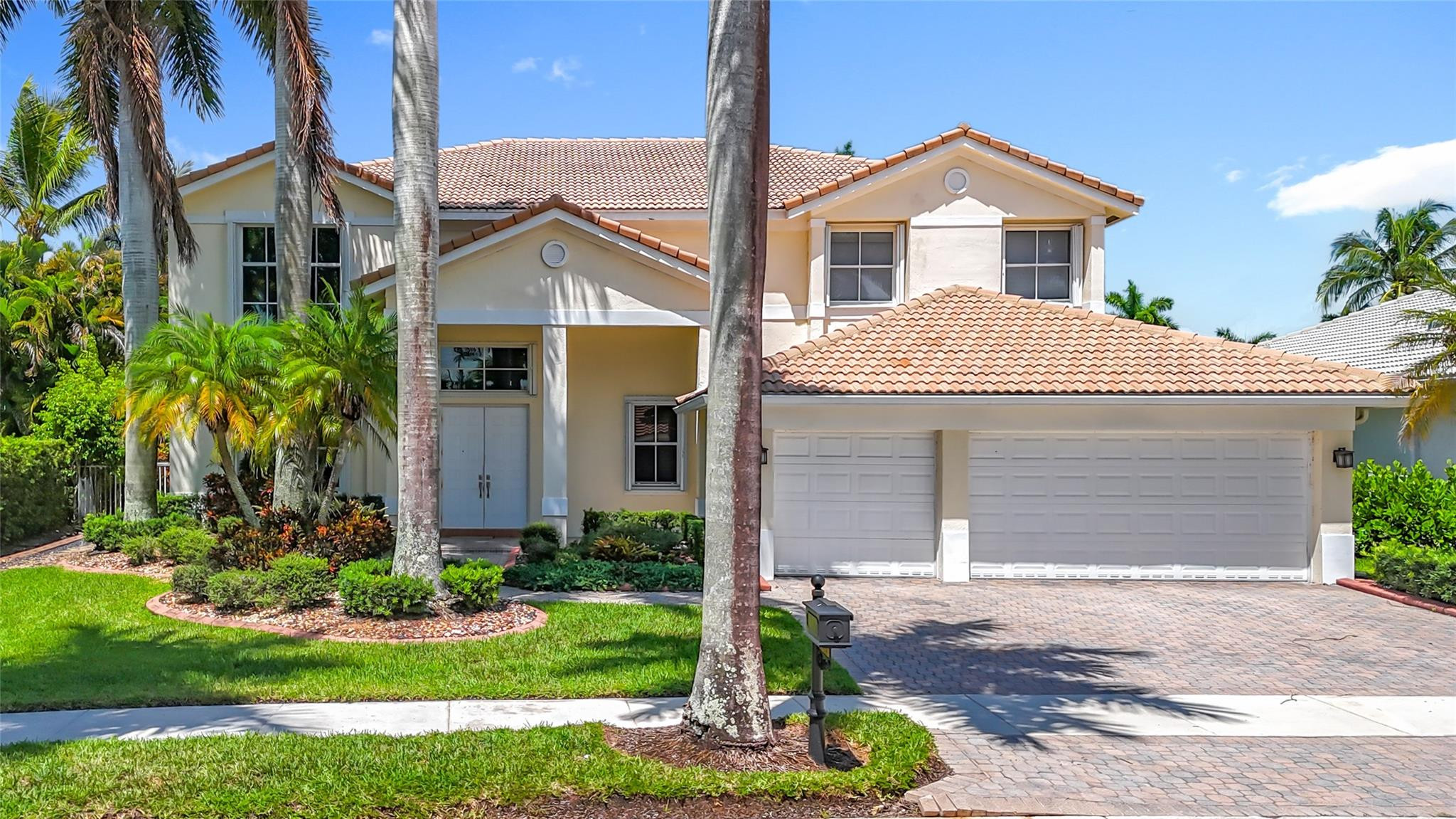 Foto de propiedad en 1673 VICTORIA POINTE Circle, Weston, FL 33327 Weston con MLS# 