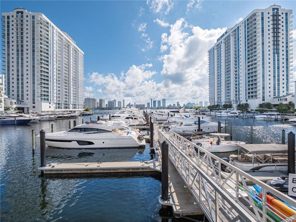 Foto de propiedad en 17111 Biscayne Boulevard 2105 + 1 BOAT SLIP 100 ft, North Miami Beach, FL 33160 North Miami Beach con MLS# 