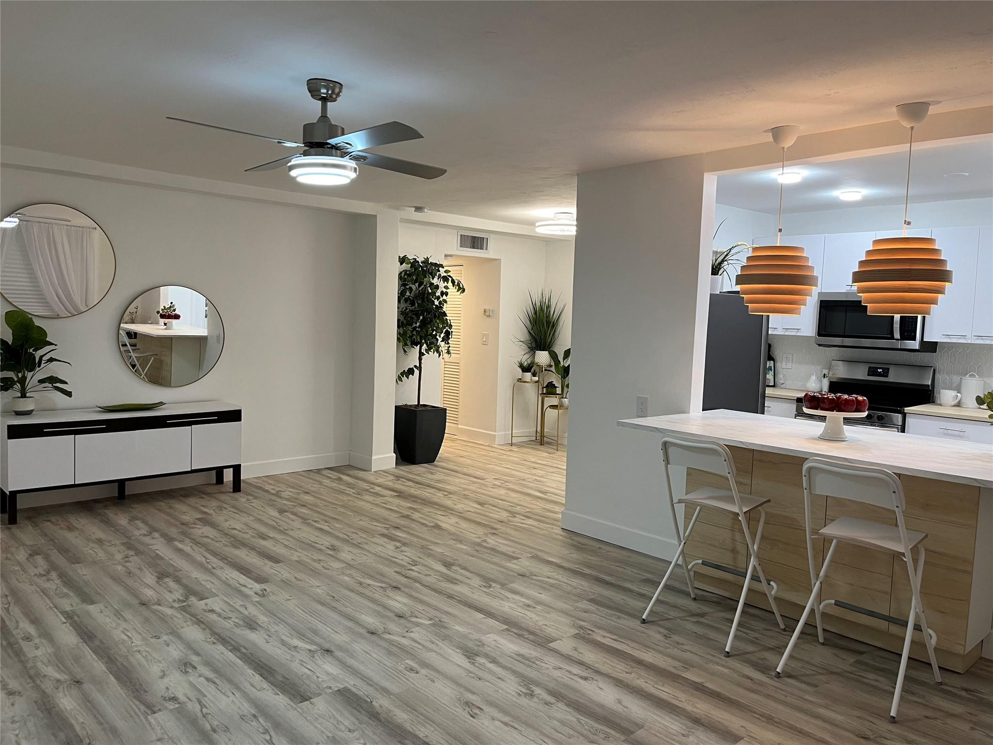 Foto de propiedad en 11685 Canal Drive 304, North Miami, FL 33181 North Miami con MLS# 