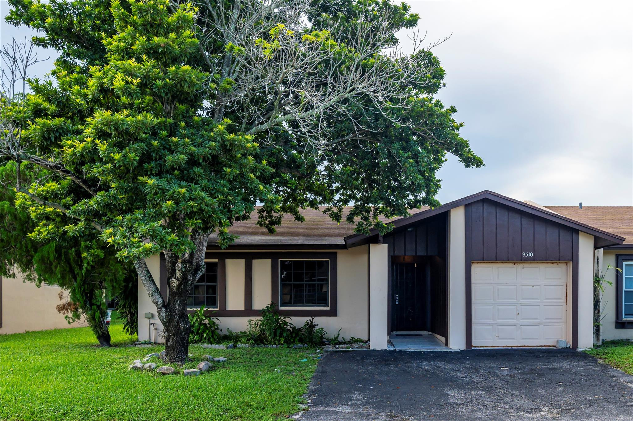Foto de propiedad en 9510 W Fern Lane, Miramar, FL 33025 Miramar con MLS# 