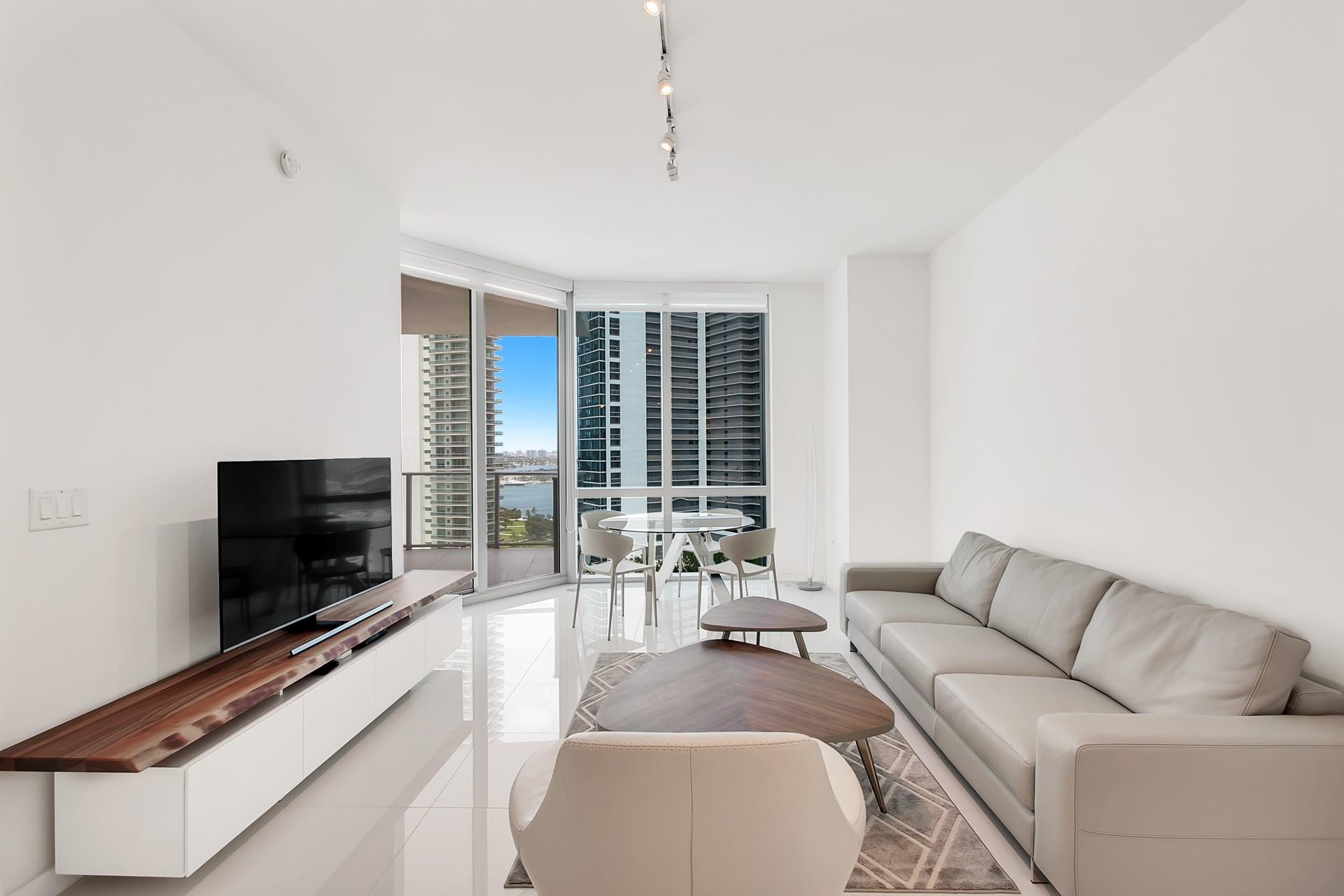 Foto de propiedad en 851 NE 1st Avenue 2005, Miami, FL 33132 Miami con MLS# 