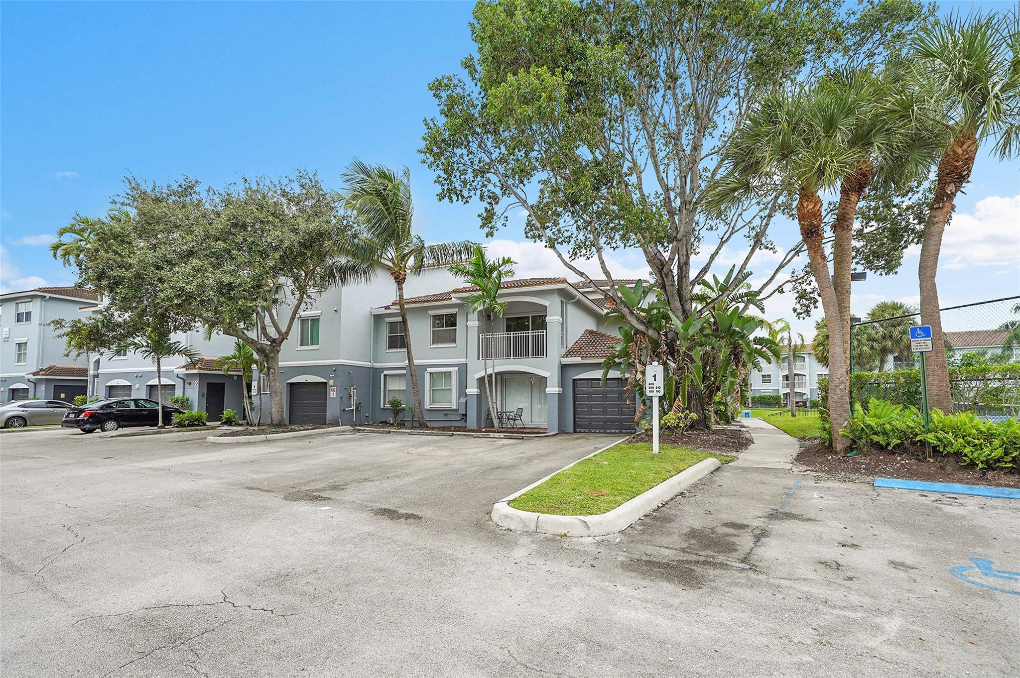 Foto de propiedad en 9645 NW 1st Court 1-210, Pembroke Pines, FL 33024 Pembroke Pines con MLS# 