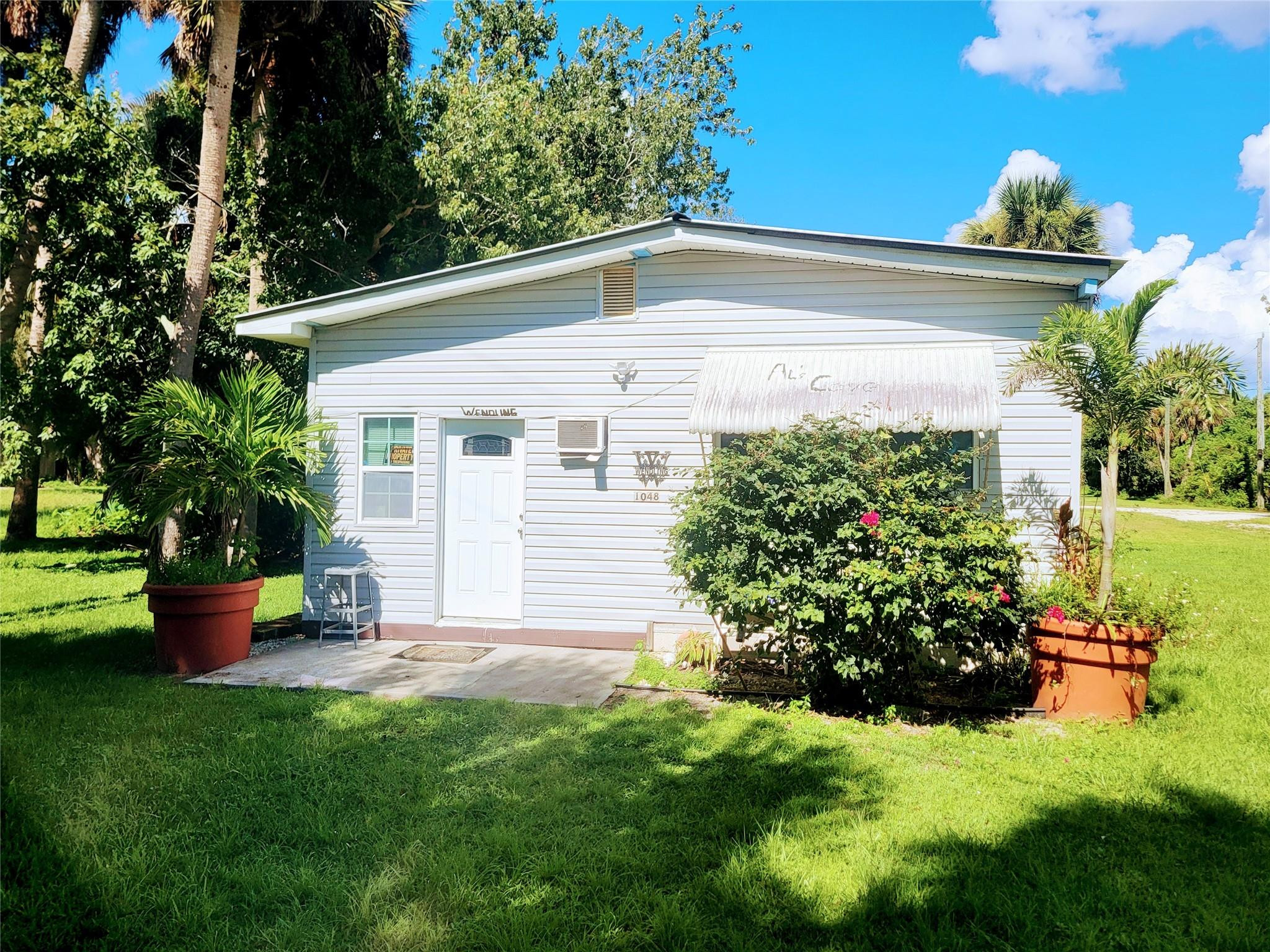 Foto de propiedad en 1048 Arvin Lane, Moore Haven, FL 33471 Moore Haven con MLS# 