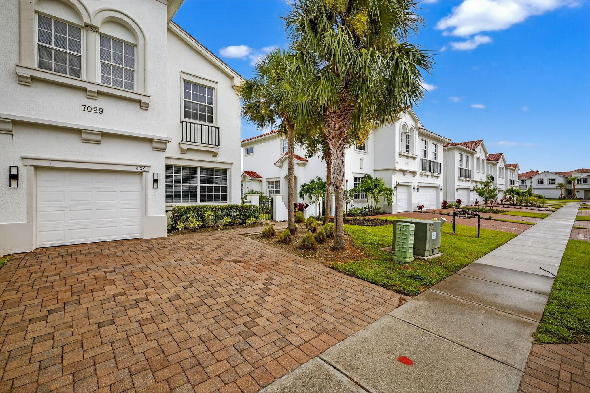 Foto de propiedad en 7029 Ambrosia Lane 606, Naples, FL 34119 Naples con MLS# 