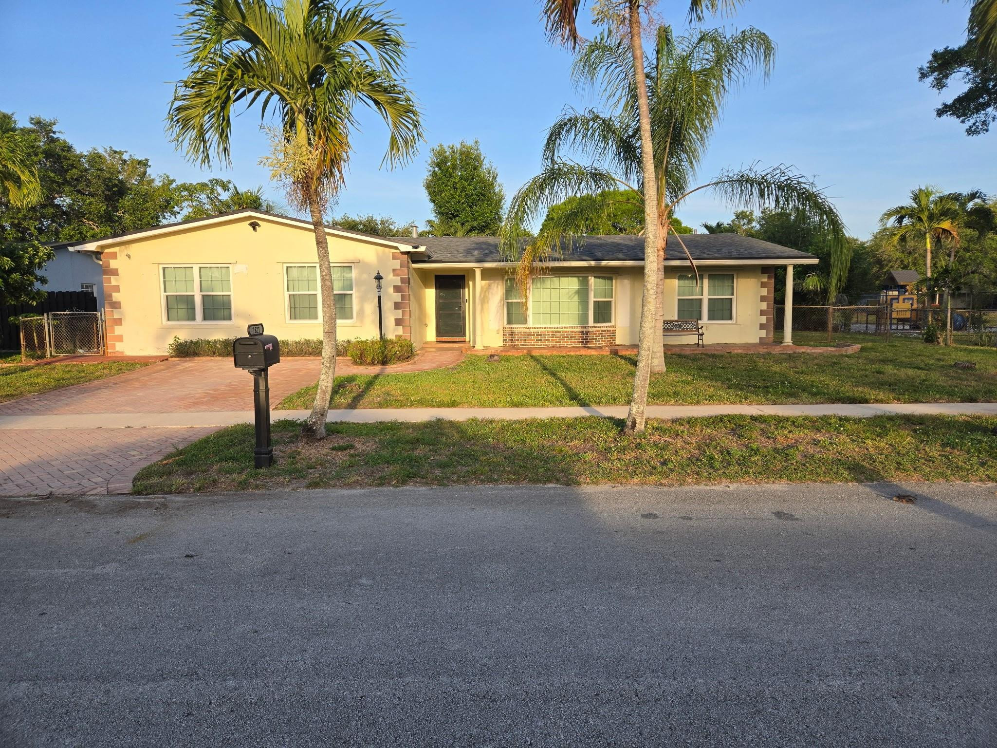 Foto de propiedad en 1821 NW 113th Avenue, Pembroke Pines, FL 33026 Pembroke Pines con MLS# 