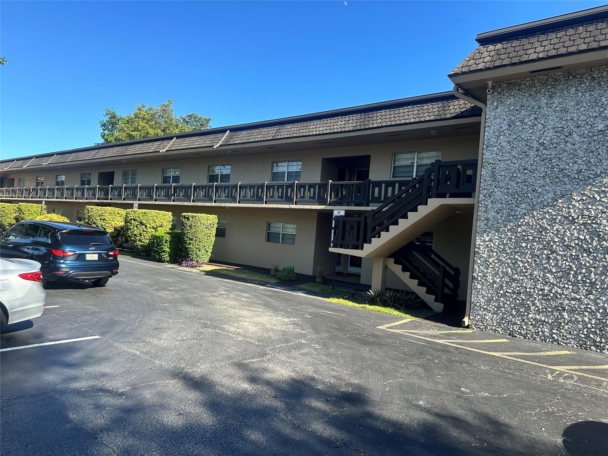 Foto de propiedad en 5900 NW 17th Place 103, Sunrise, FL 33313 Sunrise con MLS# 