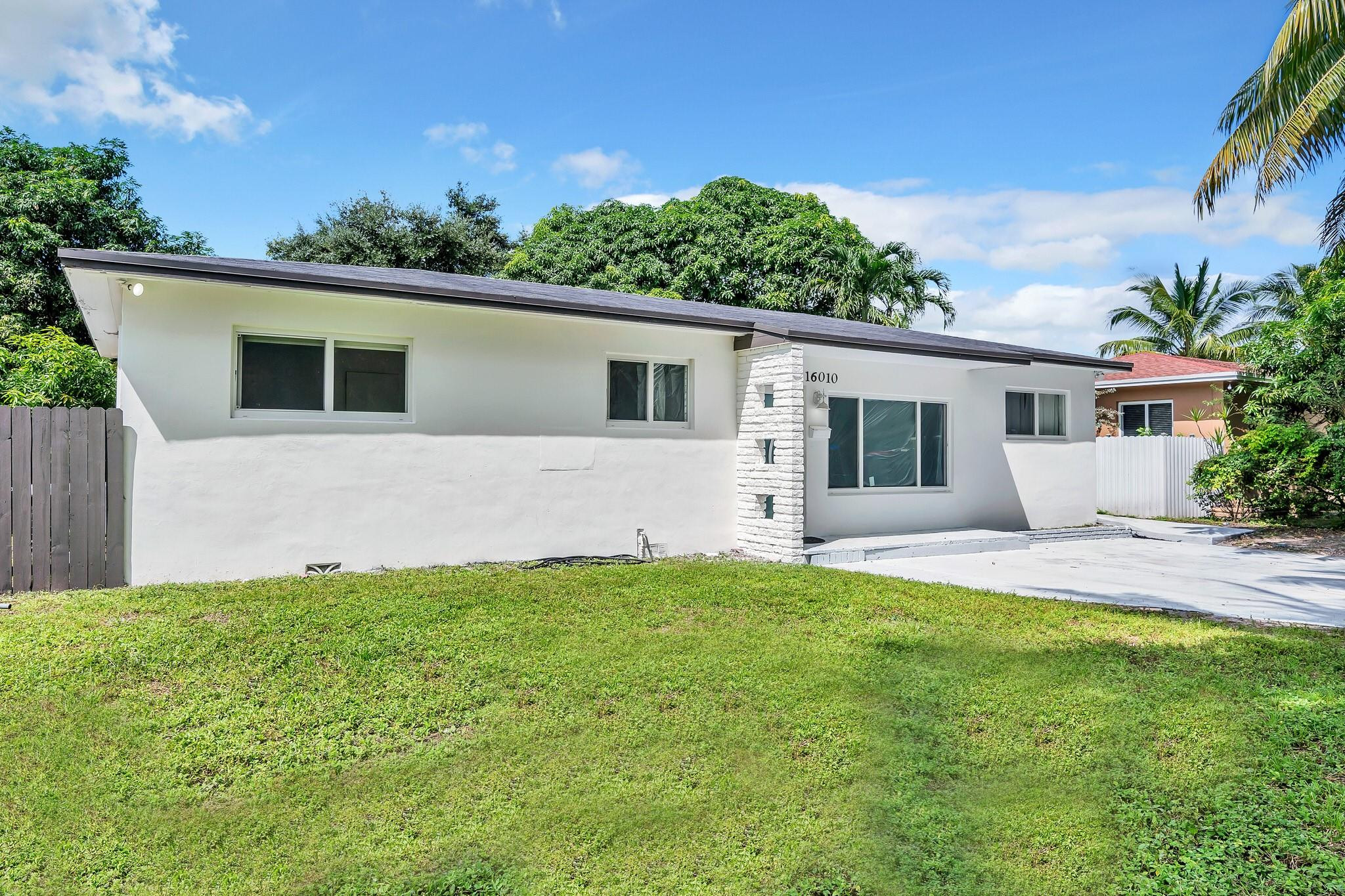 Foto de propiedad en 16010 NE 5th Avenue, Miami, FL 33162 Miami con MLS# 