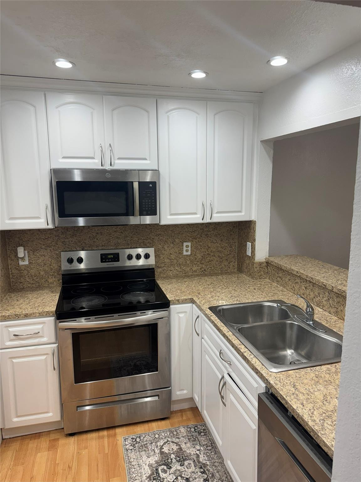 Alquilada 851 NE 209th Terrace 202, Miami, FL 33179, Miami, FL 33179