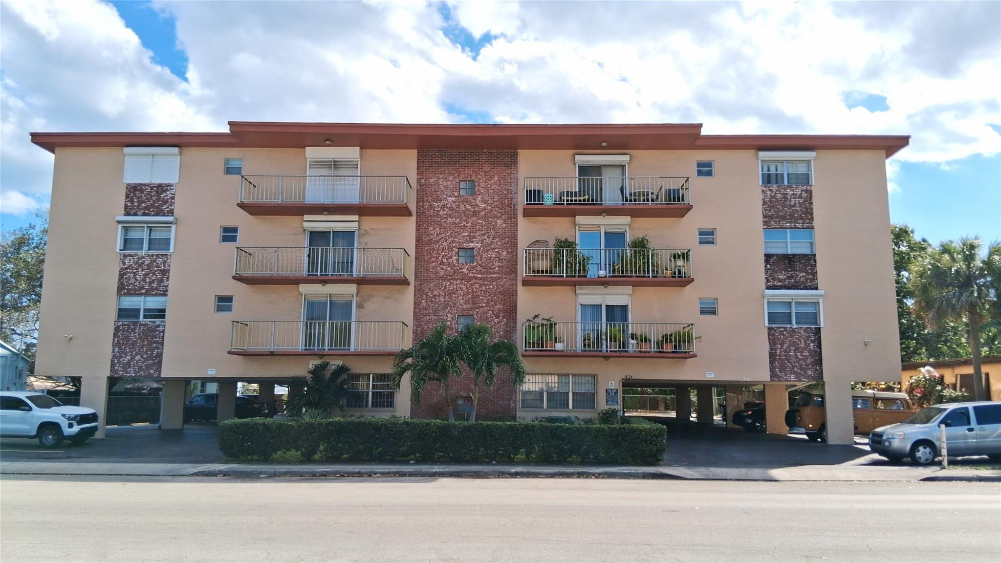 Foto de propiedad en 2010 Fillmore Street 303, Hollywood, FL 33020 Hollywood con MLS# 