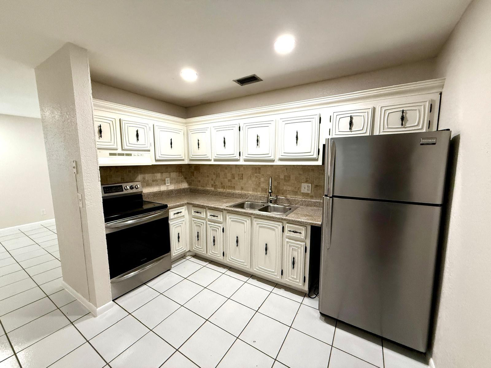 Alquilada 511 W Kalmia Drive 10, Lake Park, FL 33403, Lake Park, FL 33403