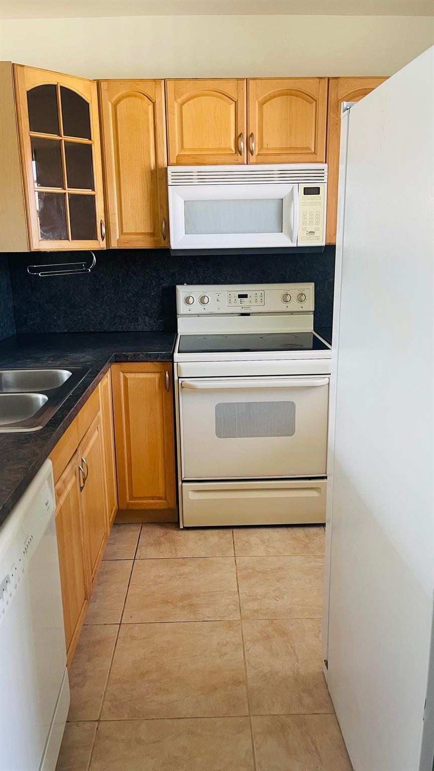 Foto de propiedad en 5111 W Oakland Park Boulevard 306, Lauderdale Lakes, FL 33313 Lauderdale Lakes con MLS# 