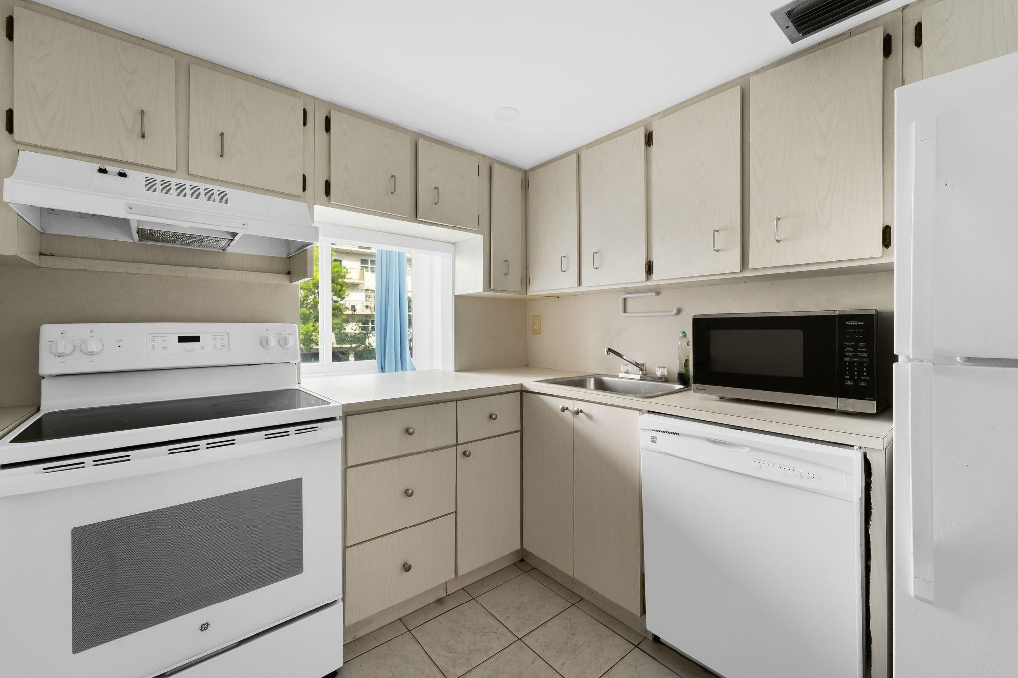 Alquilada 250 180th Drive 206, Sunny Isles Beach, FL 33160, Sunny Isles Beach, FL 33160