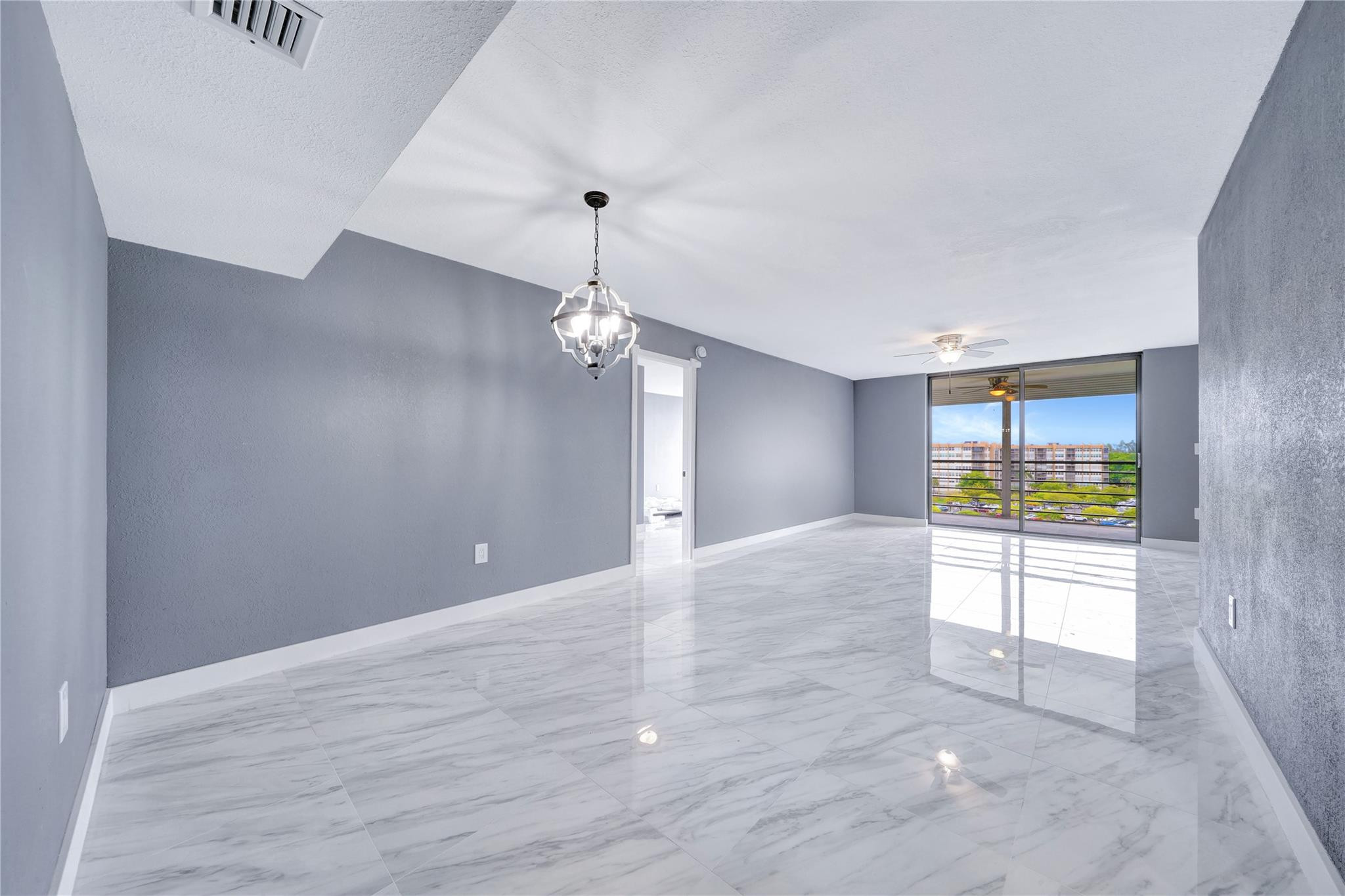Foto de propiedad en 1100 Saint Charles Place 708, Pembroke Pines, FL 33026 Pembroke Pines con MLS# 