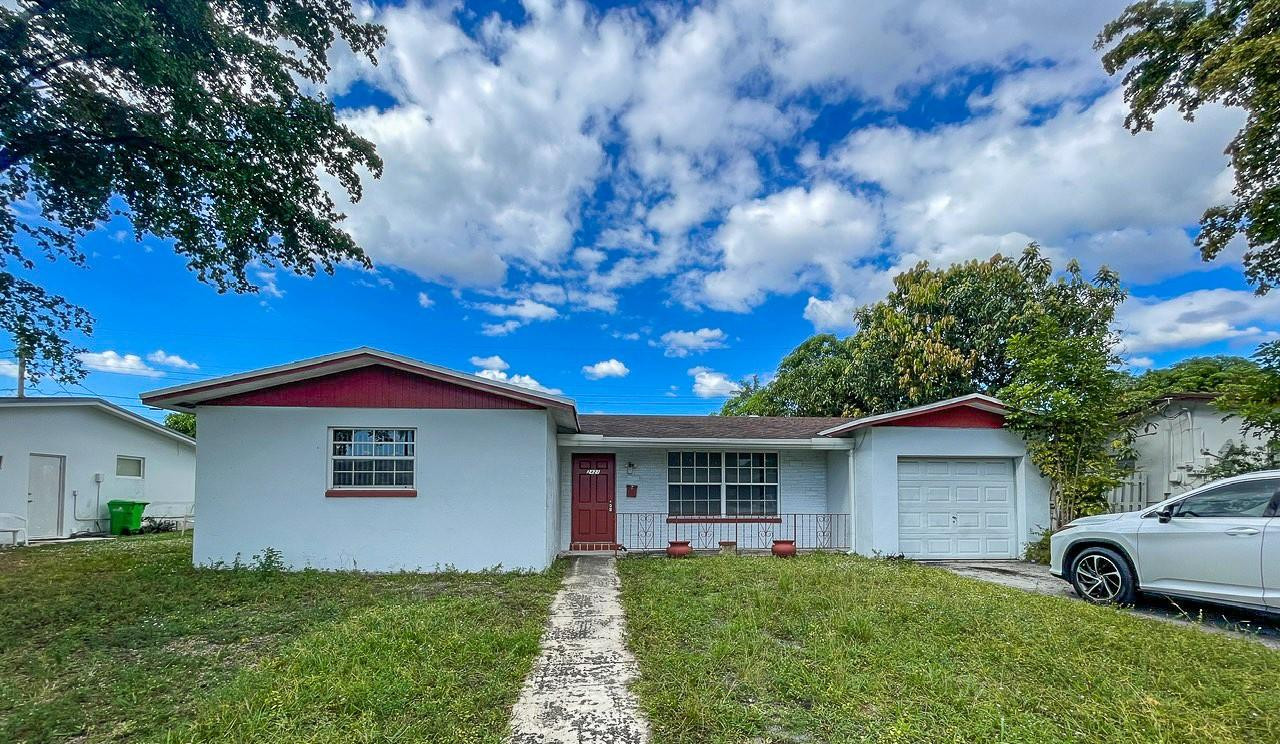 Foto de propiedad en 2421 NW 63rd Avenue, Sunrise, FL 33313 Sunrise con MLS# 