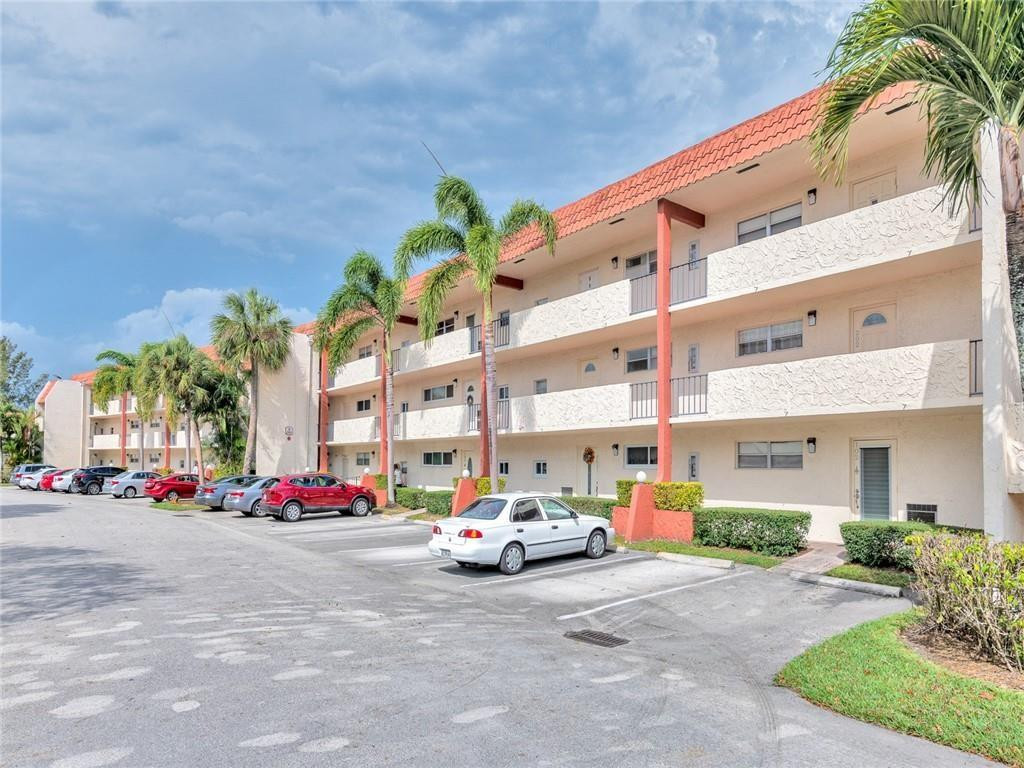 Foto de propiedad en 9800 N Hollybrook Lake Drive 202, Pembroke Pines, FL 33025 Pembroke Pines con MLS# 