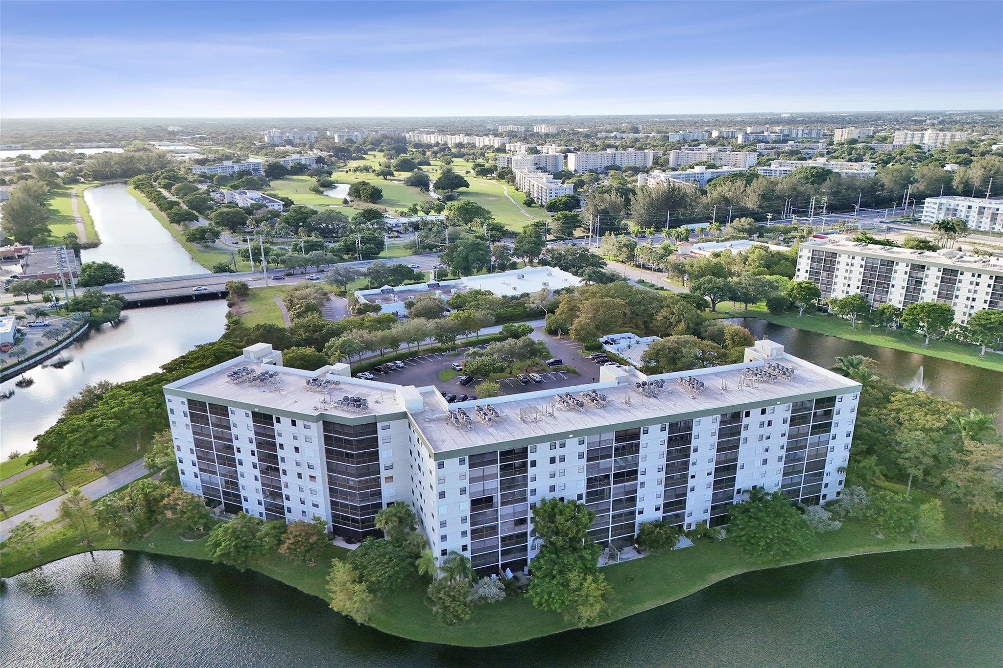 Foto de propiedad en 2334 S Cypress Bend Drive 304, Pompano Beach, FL 33069 Pompano Beach con MLS# 