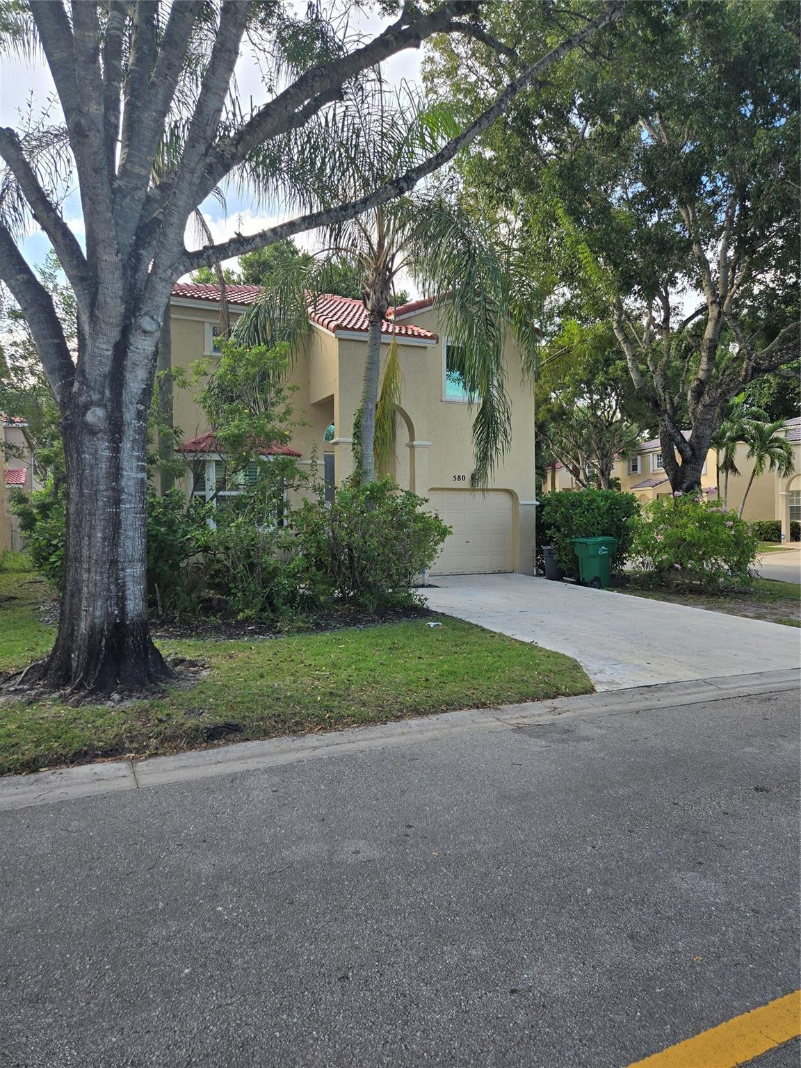 Foto de propiedad en 580 NW 87 Way, Coral Springs, FL 33071 Coral Springs con MLS# 