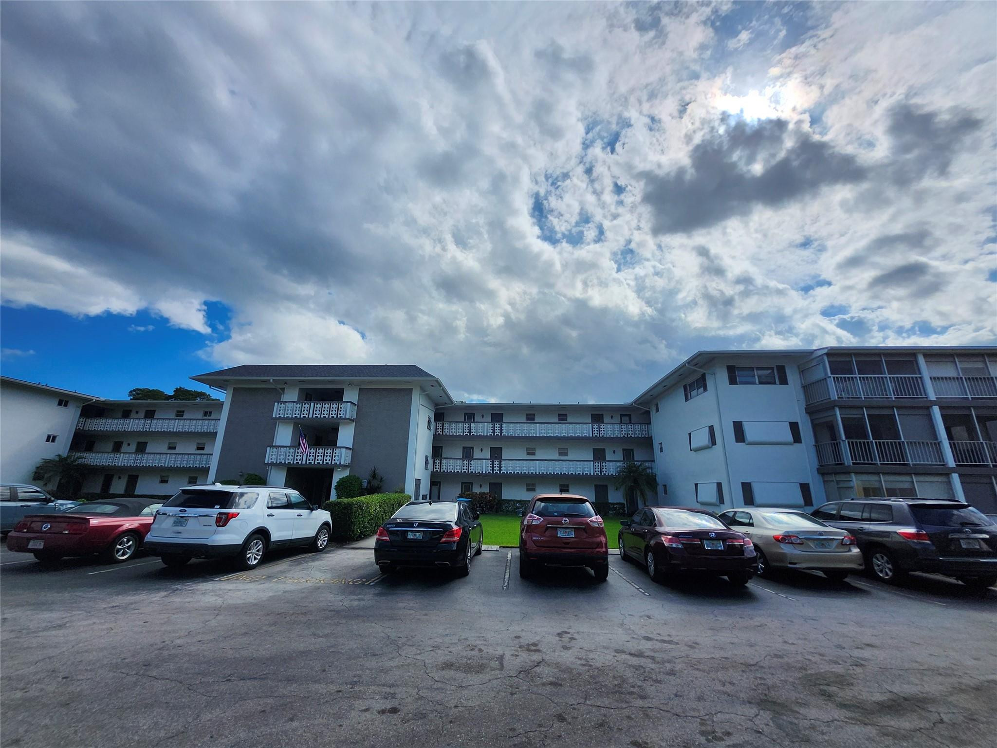 Foto de propiedad en 1201 Hillcrest Court 105, Hollywood, FL 33021 Hollywood con MLS# 
