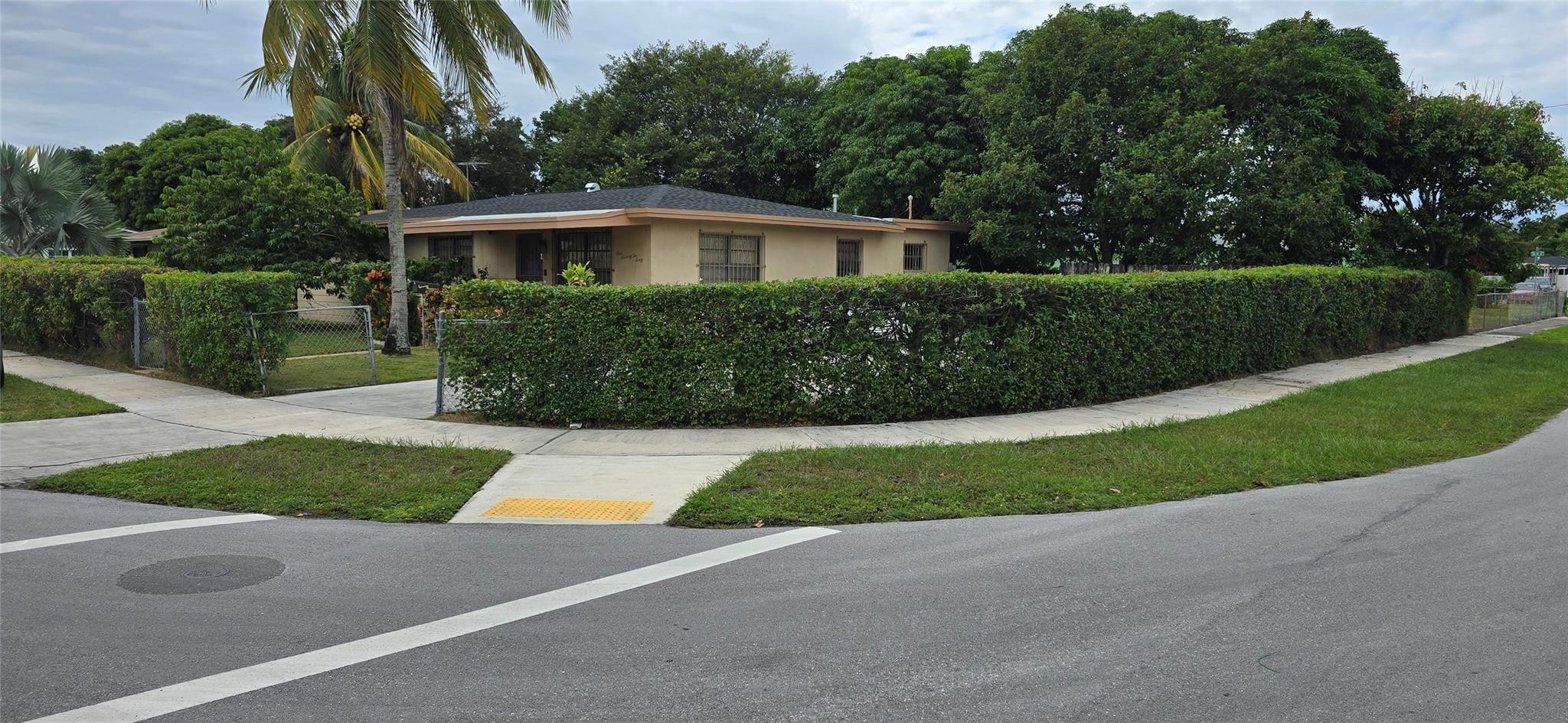 Foto de propiedad en 17230 NW 10th Court, Miami, FL 33169 Miami con MLS# 