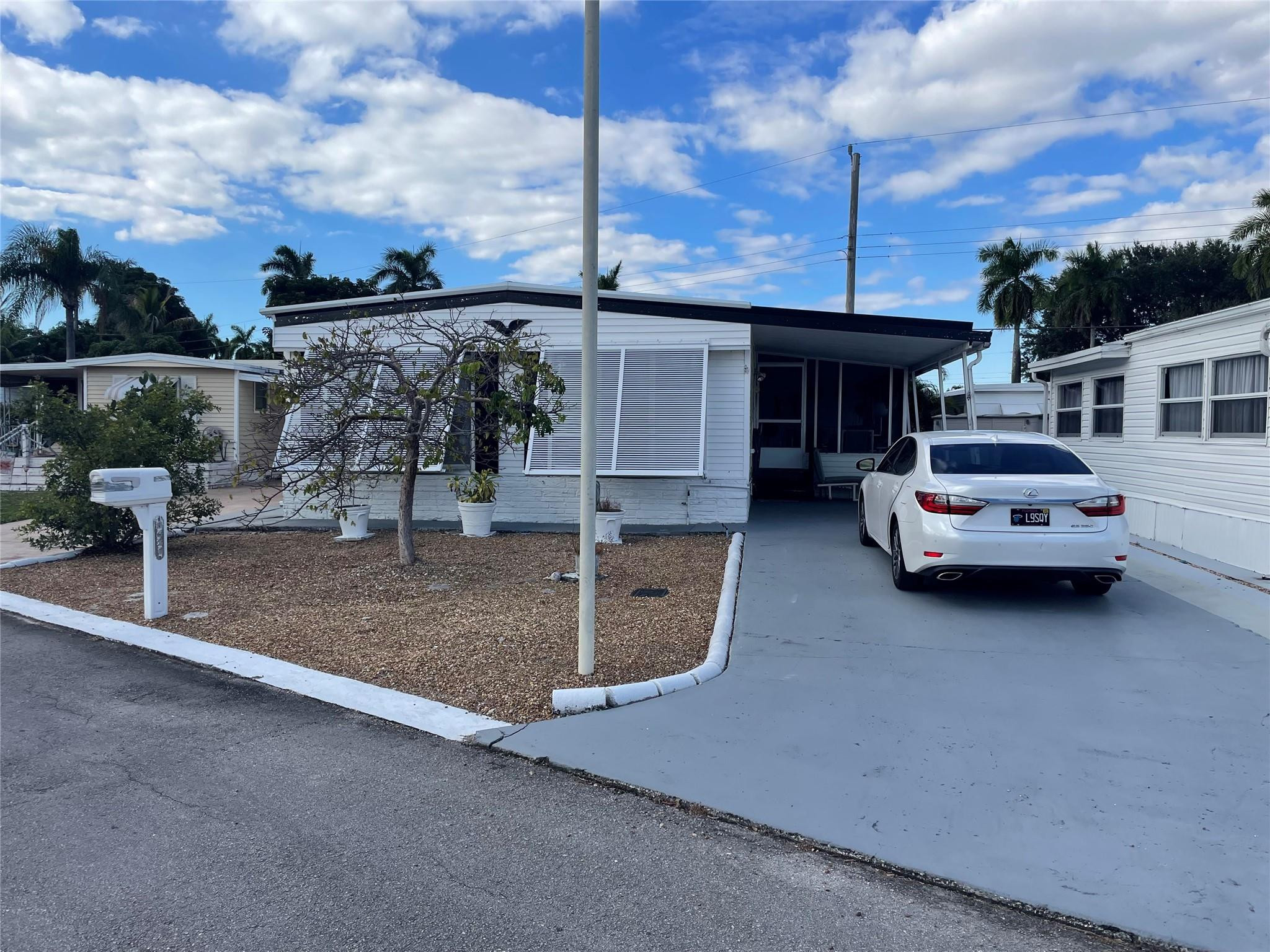 Foto de propiedad en 8621 SW 18th Court, Davie, FL 33324 Davie con MLS# 